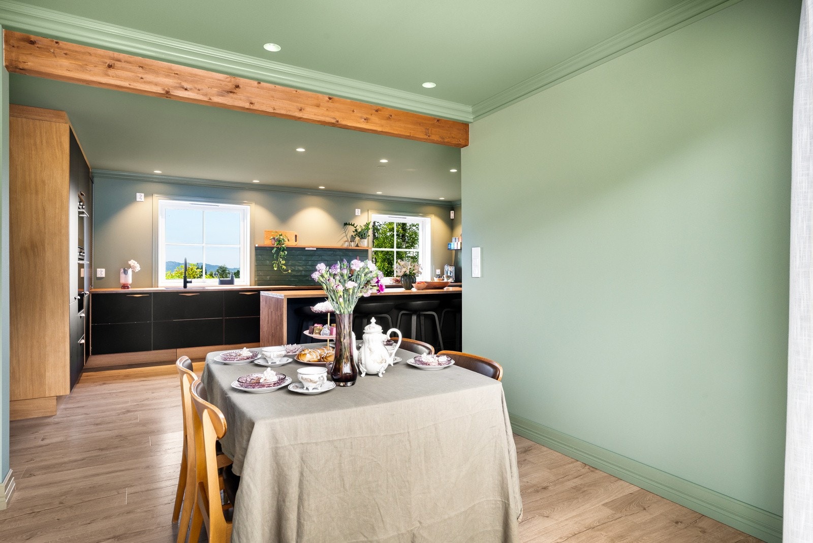 Gulvene er belagt med lekkert og slitesterkt laminat. Galleribilde