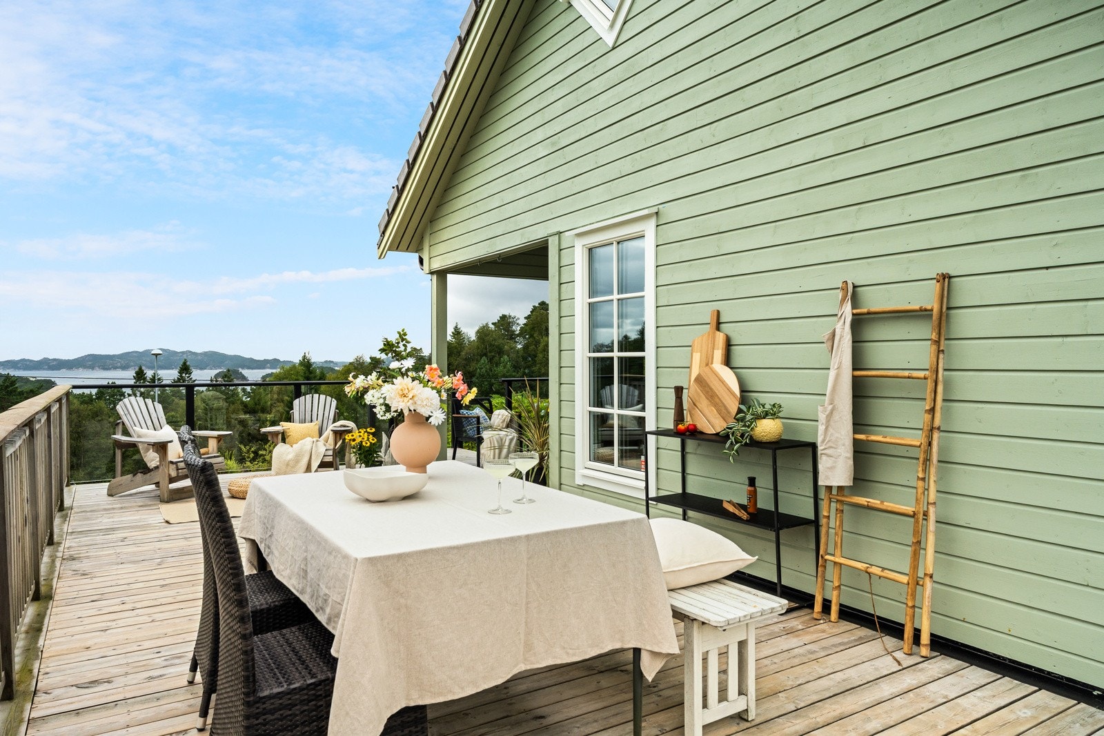 Med i handelen følger særdeles gode solforhold med sol fra morgen til sein kveld på sommerhalvåret. Galleribilde