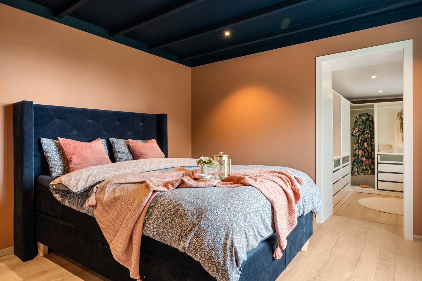 Boligens master soverom holder en god størrelse med eget bad og walk-in-closet - masse plass til oppbevaring Galleribilde