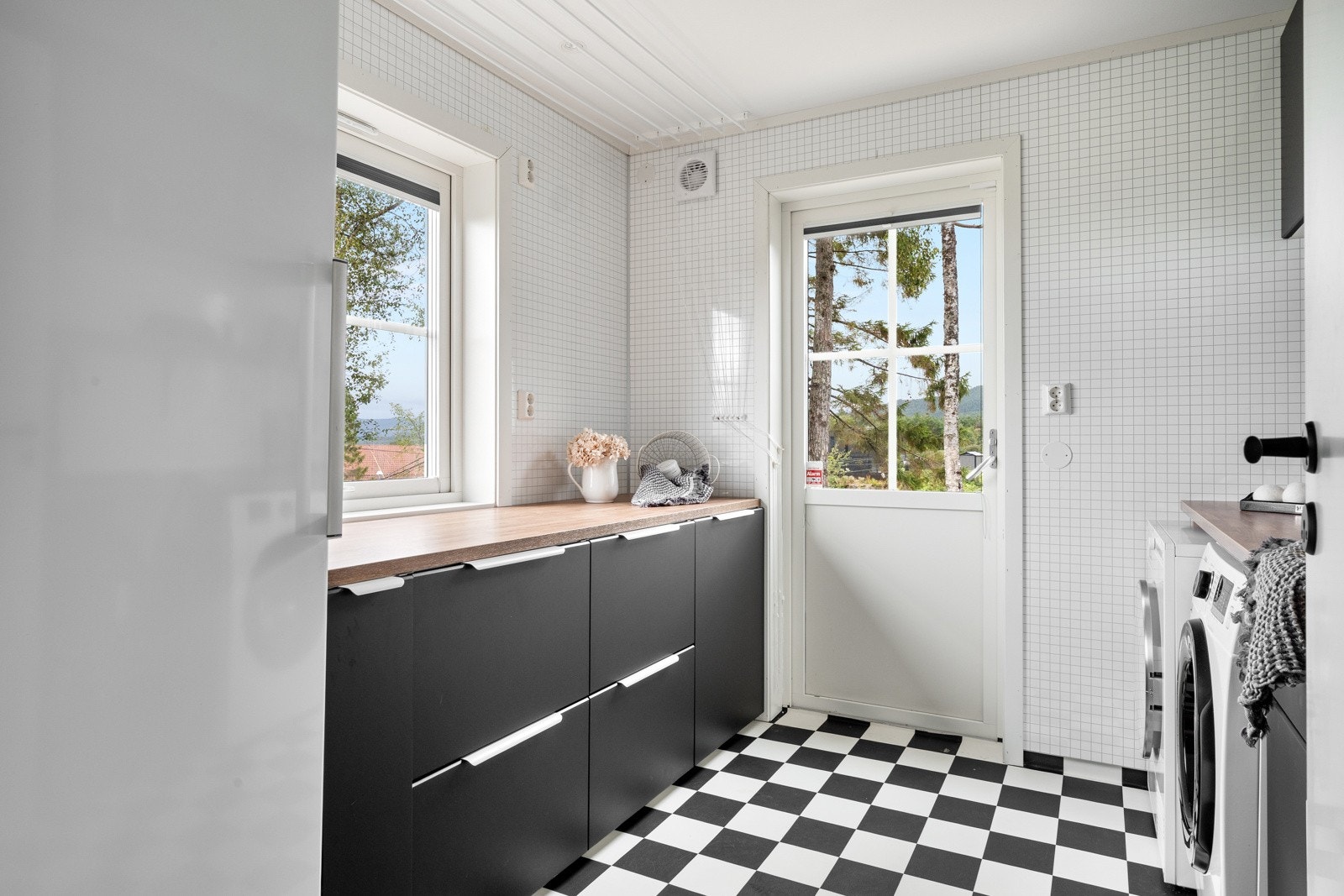 Svært praktisk vaskerom med egen inngangsdør og terrasse på 10,4 m² Galleribilde