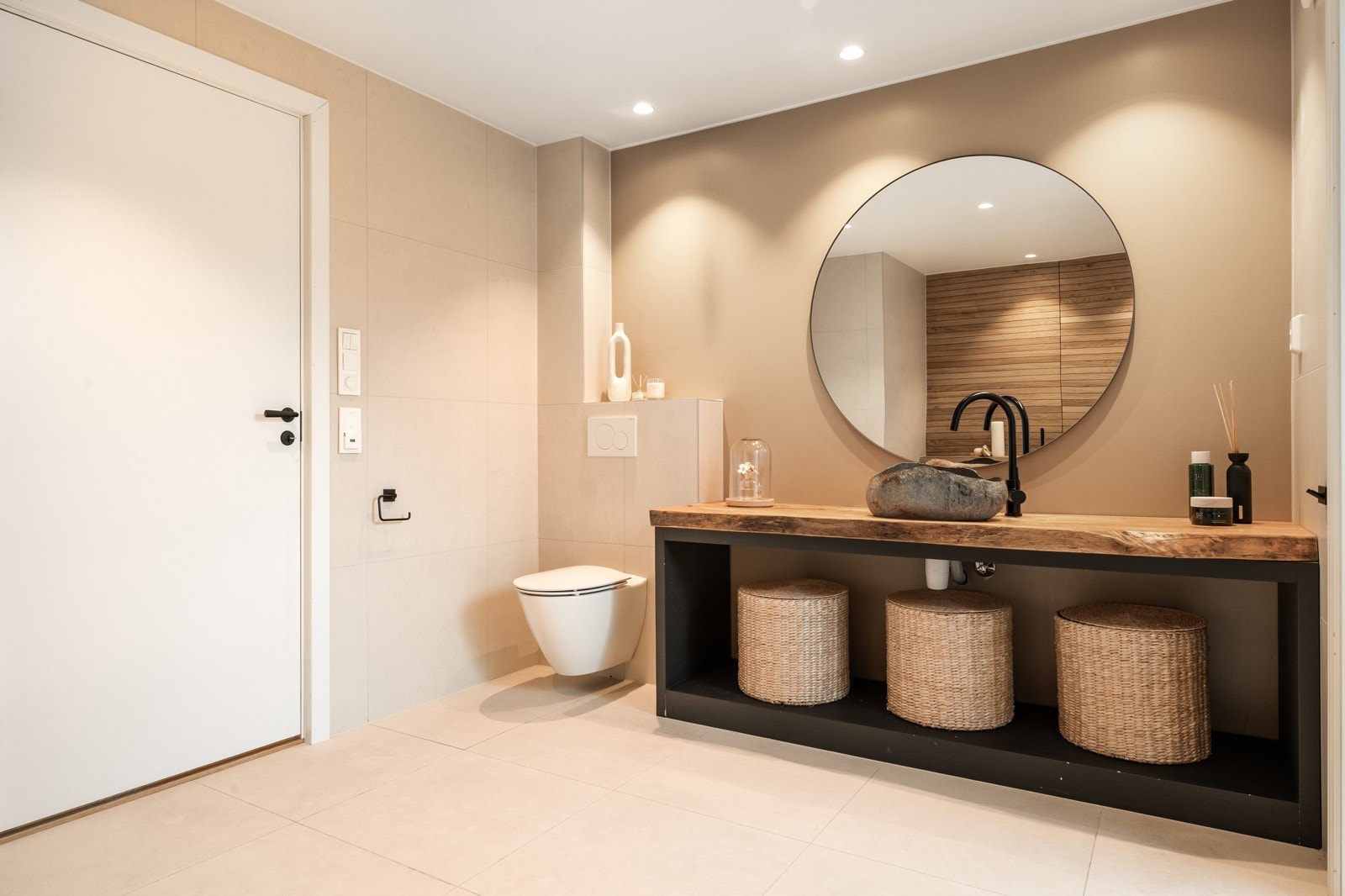 Baderomsbenken med benkeplate i massiv eik er spesiallaget til dette badet av Vestlandske Heiltremøblar AS, denne sammen med en flott servant laget av elvestein fra Bali! Galleribilde