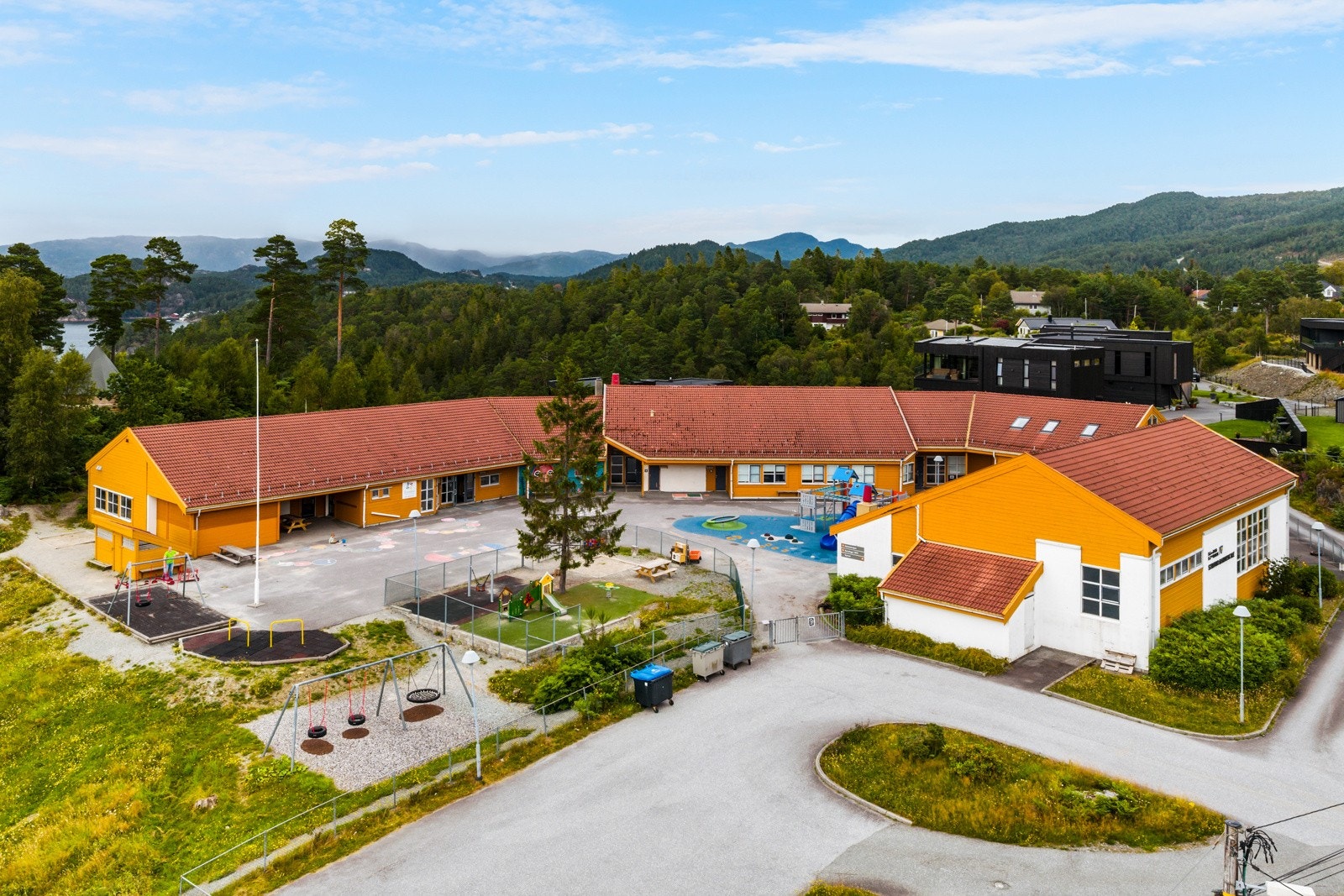 Skole og barnehage ligger rett over veien. Galleribilde