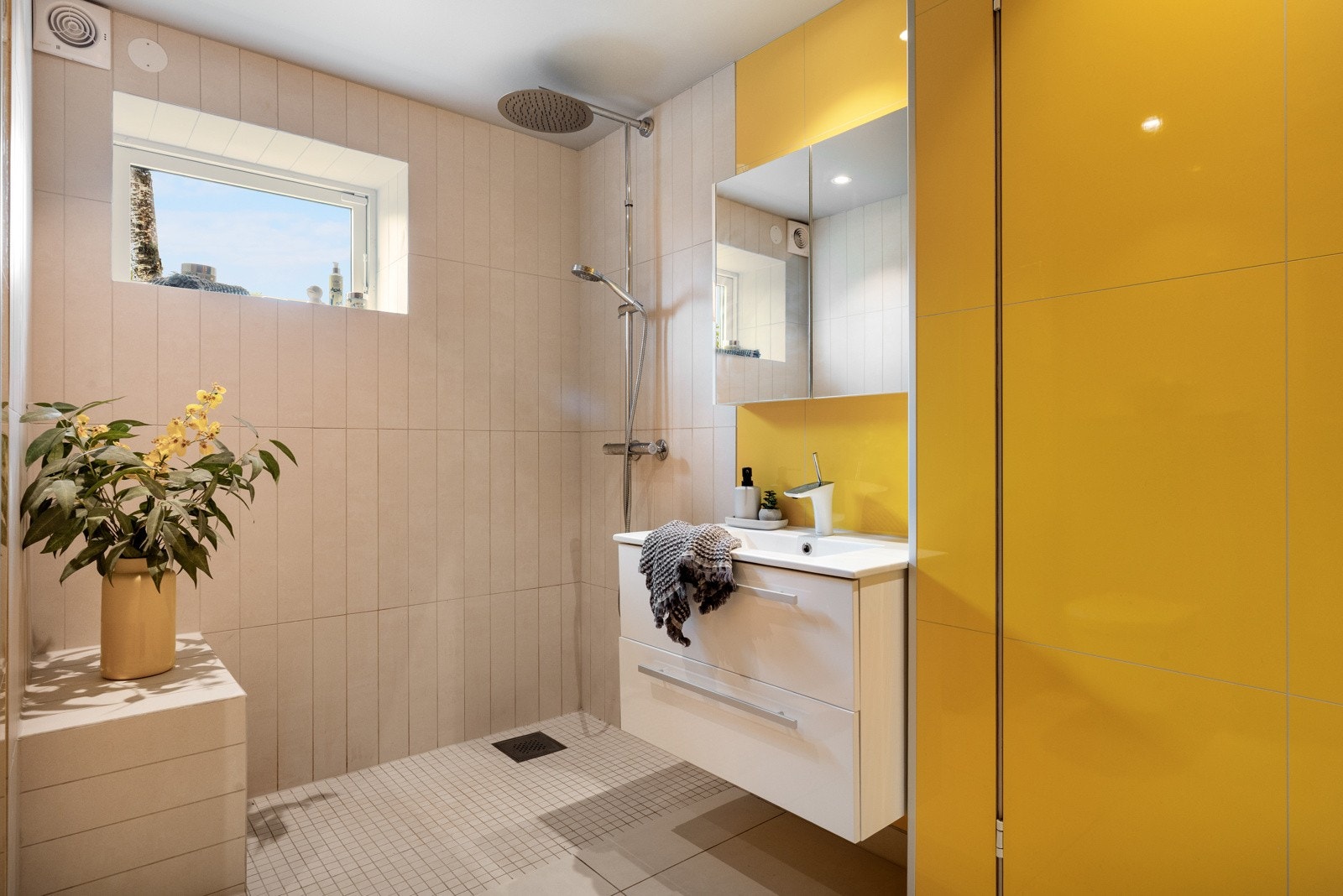 Boligens andre bad er i spreke farger. Galleribilde