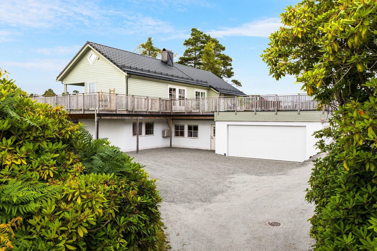 Deler av boligen er bygget på, og er nybygg fra 2020/21. Gjelder bl.a. garasjen. Galleribilde