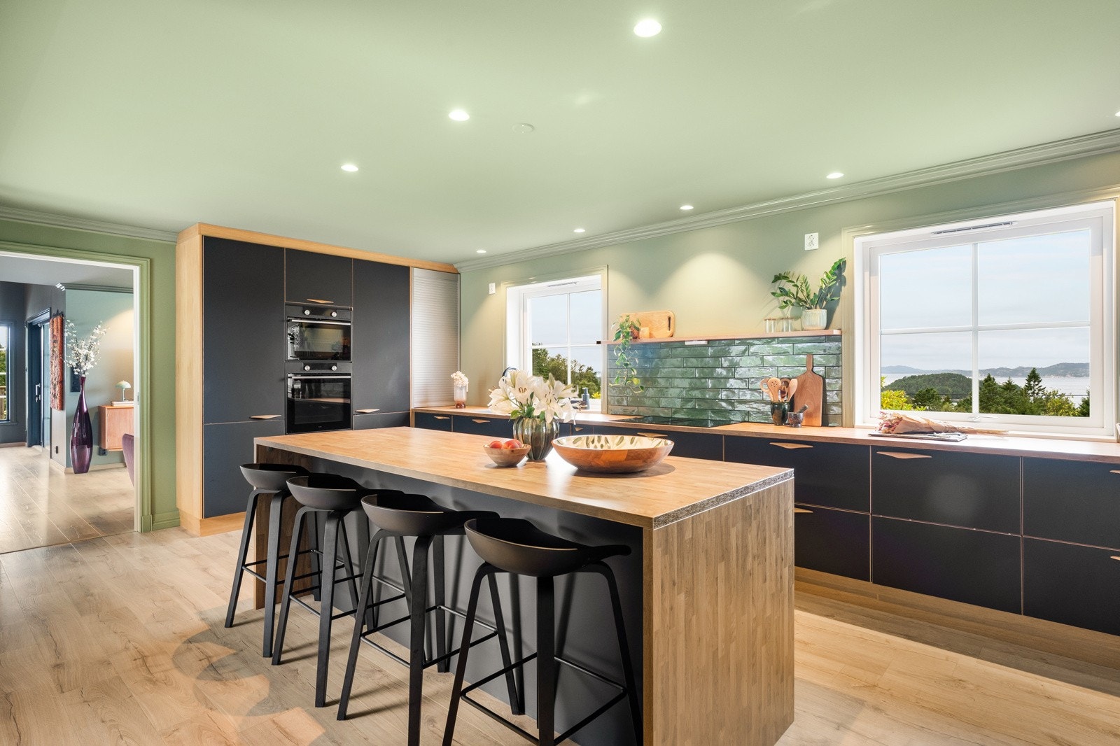 Rålekkert kjøkken hvor du kan nyte utsikten mens du tar oppvasken eller hakker grønnsaker til middagen. Galleribilde