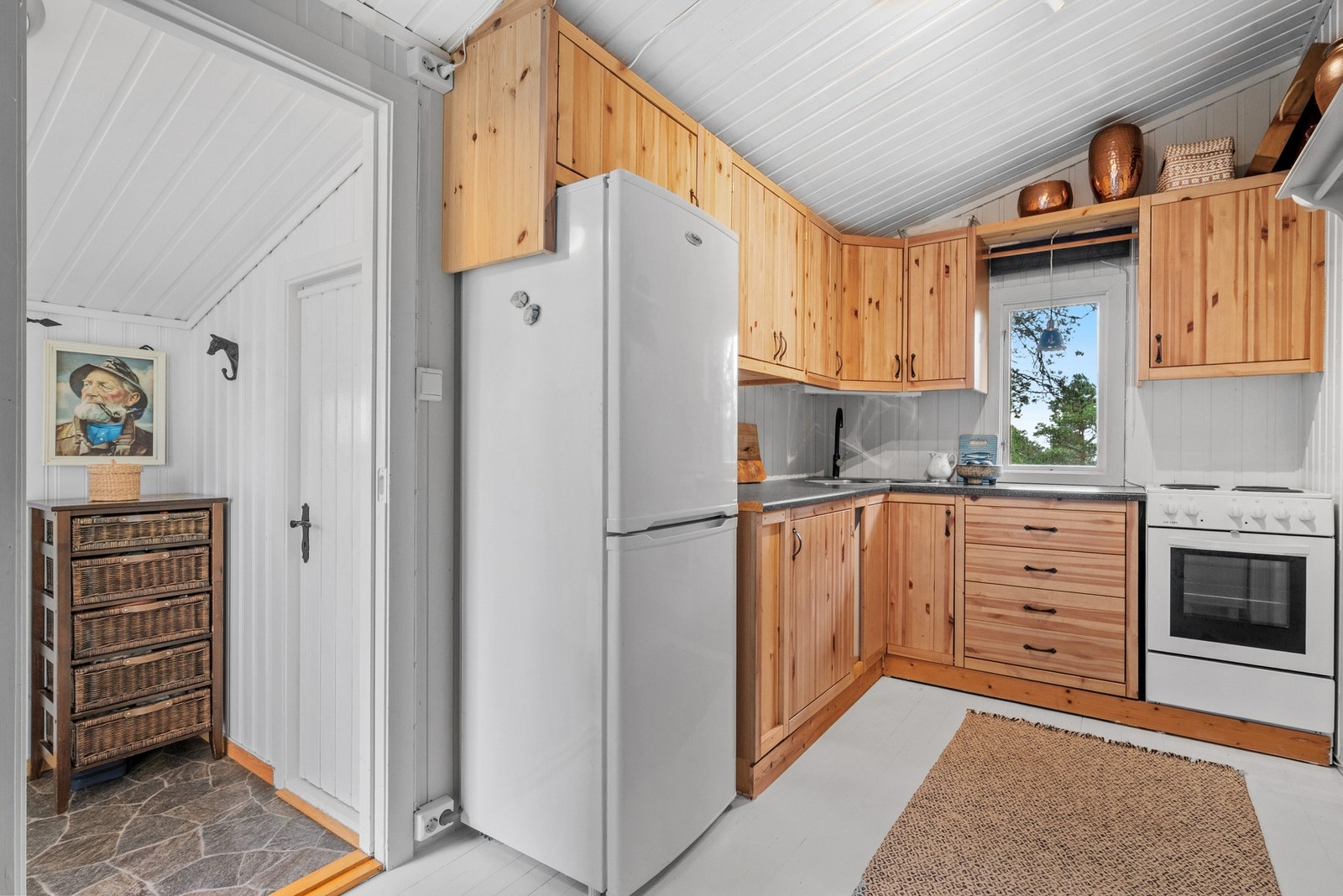 Innenfor entreen danner stuen og kjøkkenet et åpent allrom med klart avdelte soner. Galleribilde