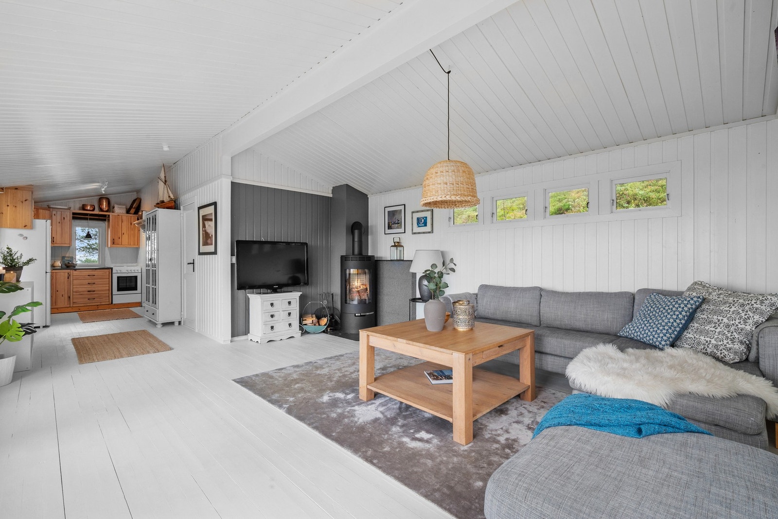 Etter en lang dag ute er det koselig å komme inn for å finne varmen foran en peisovn fra 2024. Galleribilde