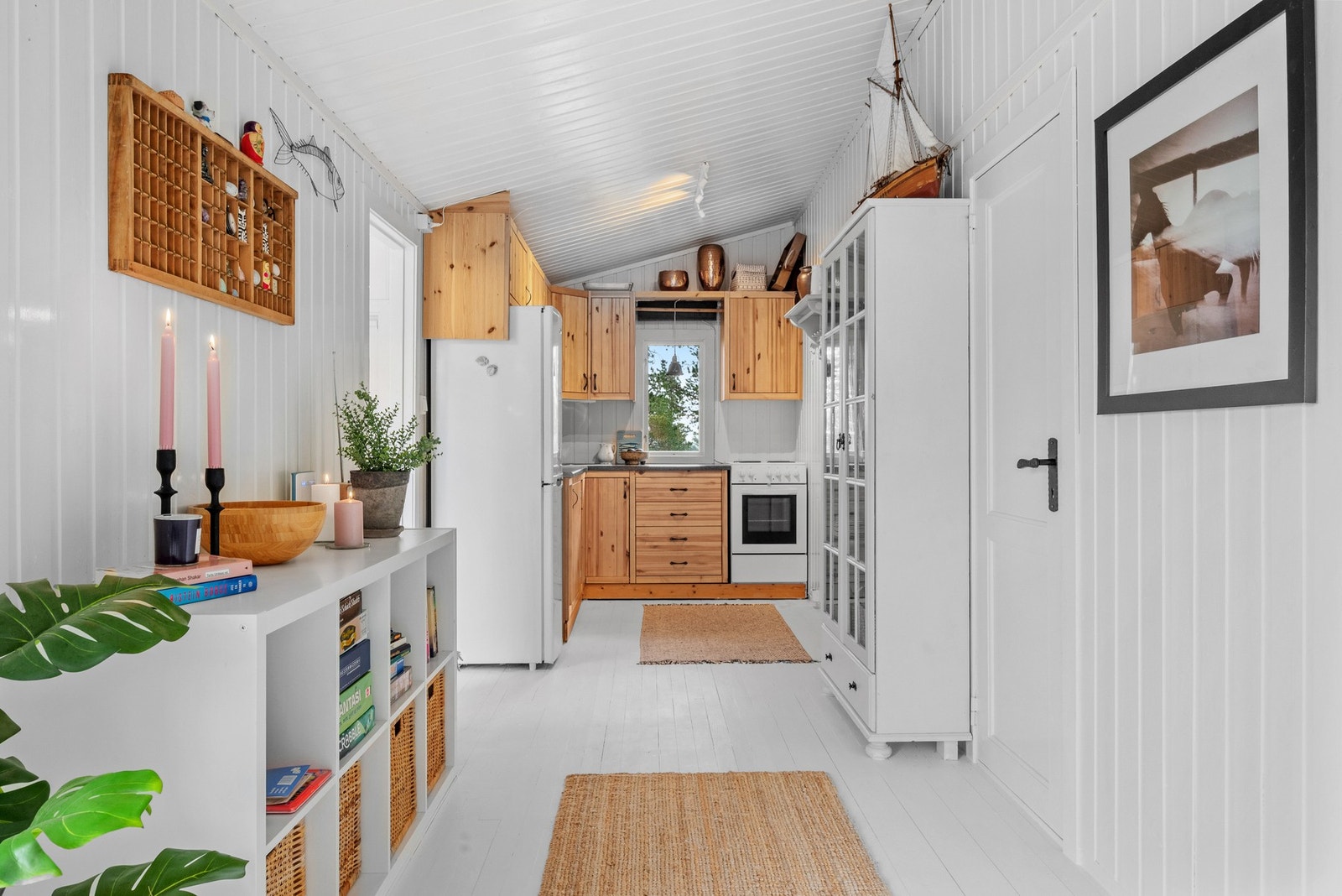 Kjøkkenet er plassert i en liten krok, med god skap- og skuffeplass for feriedagene. Galleribilde