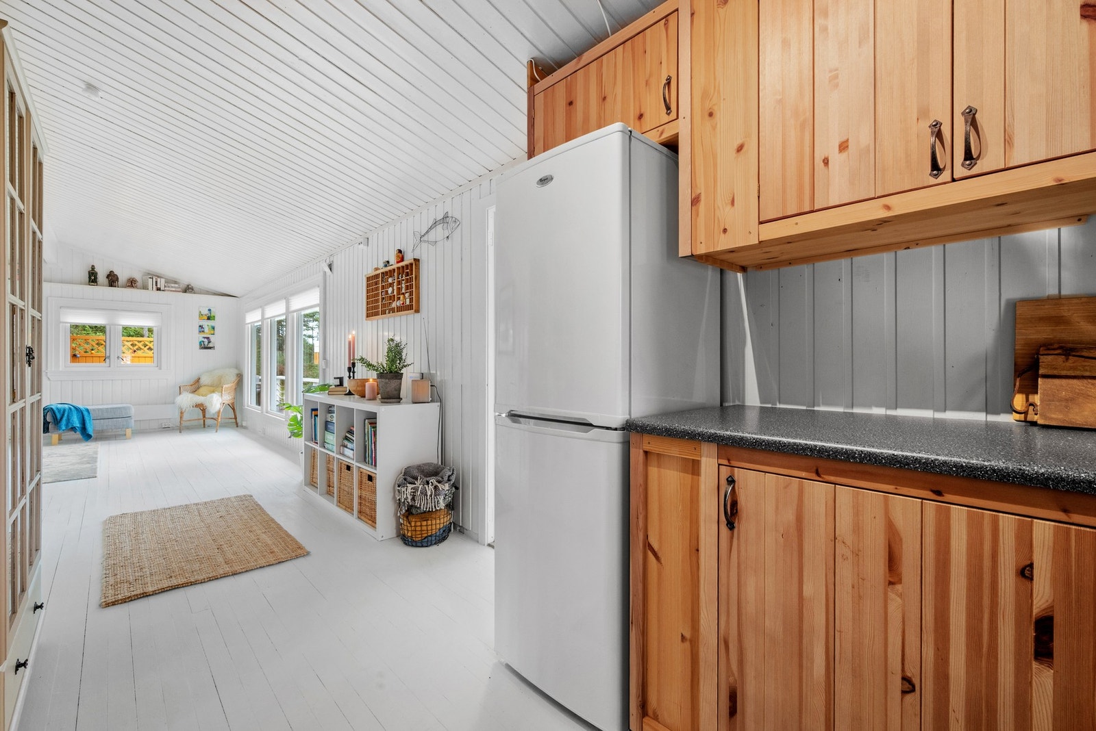 Av hvitevarer har kjøkkenet komfyr og kjøleskap. Galleribilde