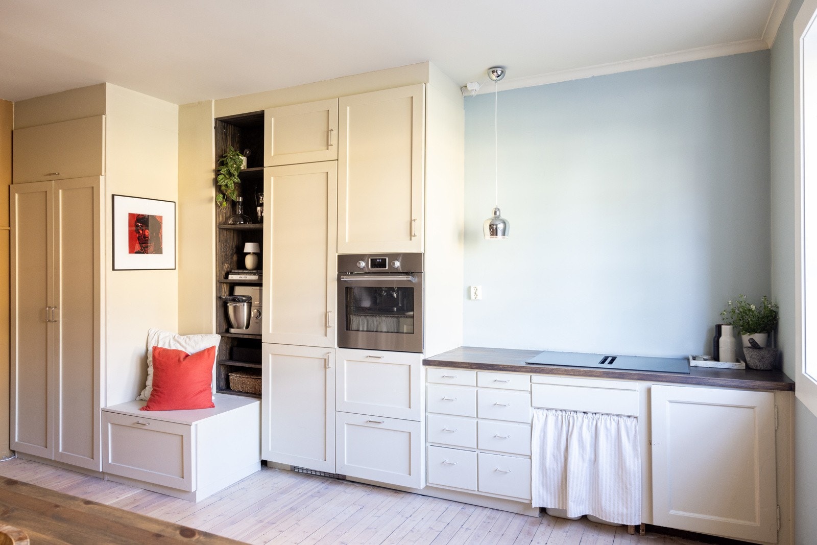 Stilrent IKEA-kjøkken med lyse fronter og heltre benkeplate. Galleribilde