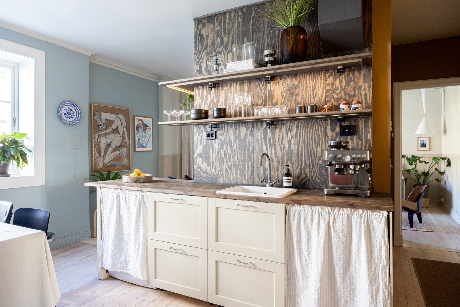 Kjøkkenet har gode arbeidsflater, rikelig med skapplass og har integrerte hvitevarer som kjøl/frys, stekeovn, platetopp med integrert ventilator, oppvaskmaskin og vaskemaskin. Galleribilde