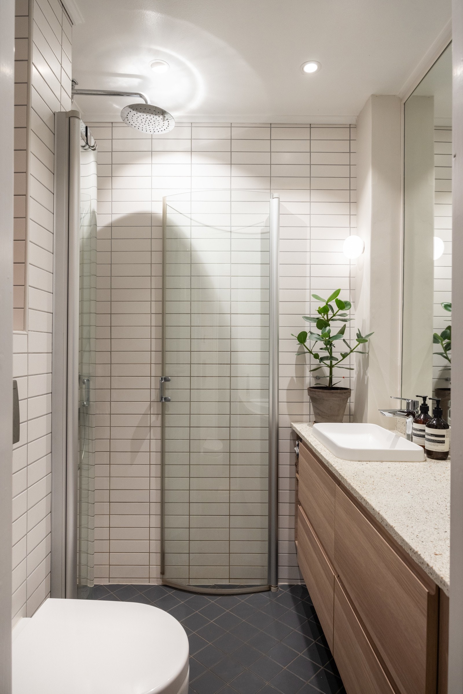 Lekkert og påkostet bad med flislagte gulv, flislagte vegger og malt himling. Gulvvarme gir ekstra komfort. Galleribilde