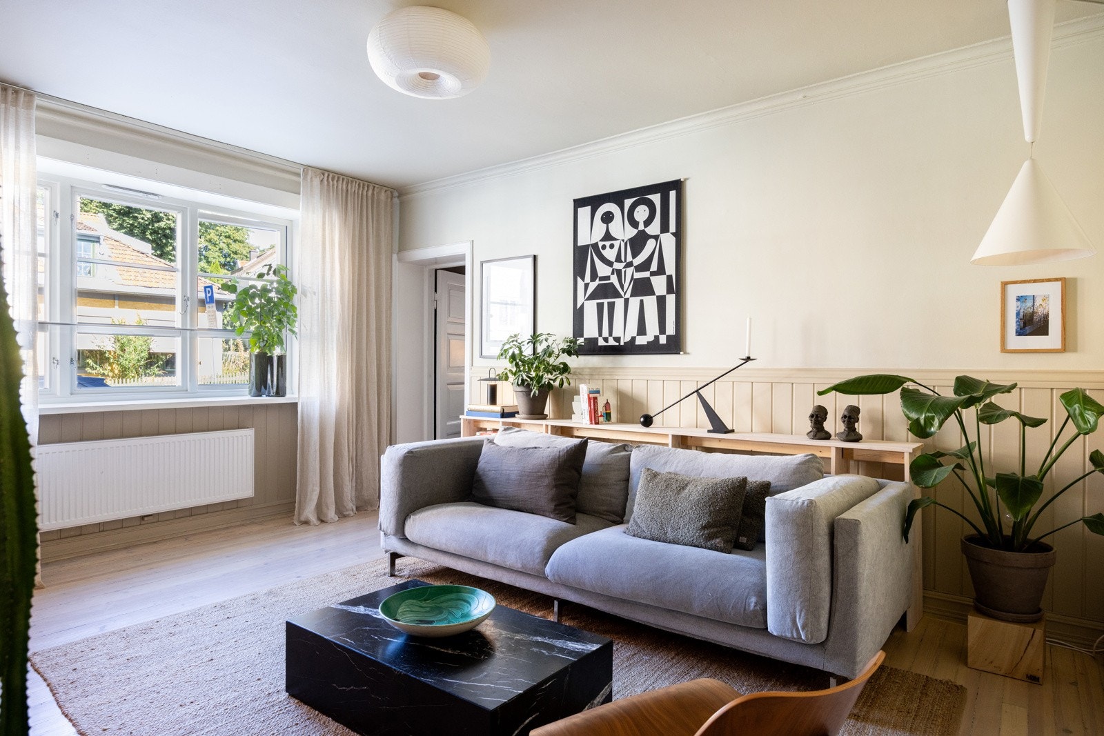 Lys og innbydende stue med store vindusflater som gir godt lysinnslipp. Galleribilde