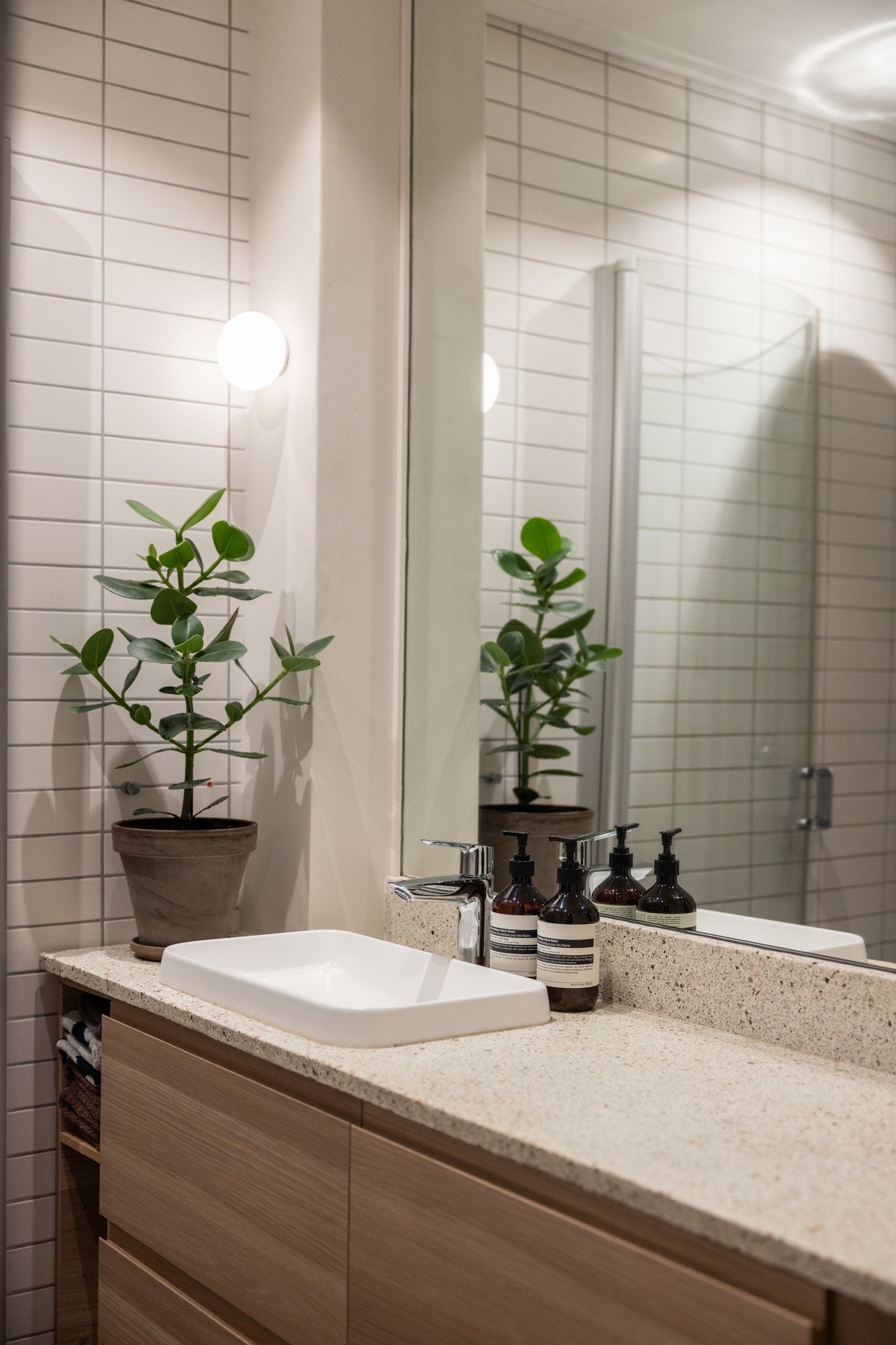 Rommet har en stilfull terrazzo benkeplate med servant, samt god plass til oppbevaring. Galleribilde