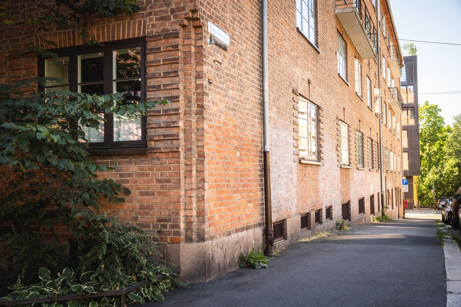 Soverommet er vendt inn mot grøntområde, orientert vekk fra gaten uten direkte innsyn. Over to meter fra bakkeplan. Galleribilde