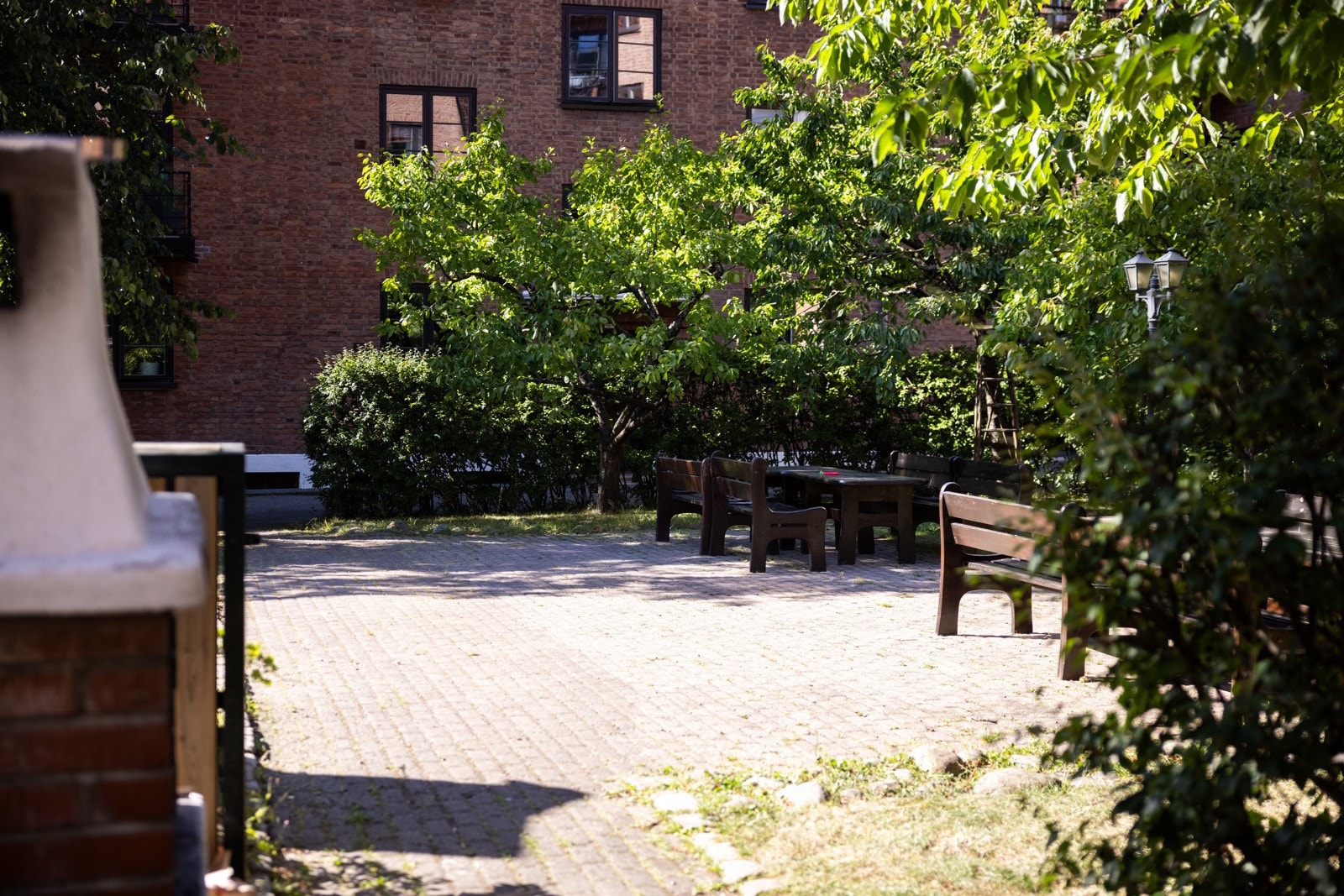 Indre gårdsrom har felles grill, sittebenker og gressplener som egner seg godt for hygge ute. Galleribilde