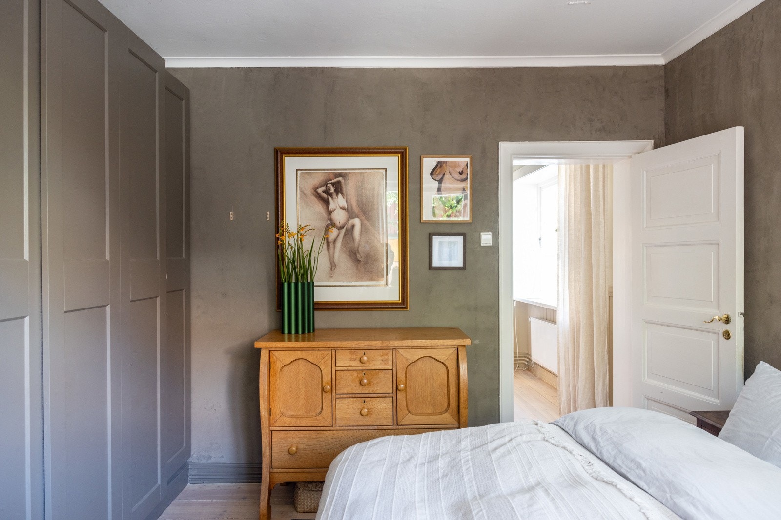 Garderobeløsning fra gulv til tak gir godt med oppbevaringsplass og holder rommet ryddig og stilrent. Galleribilde