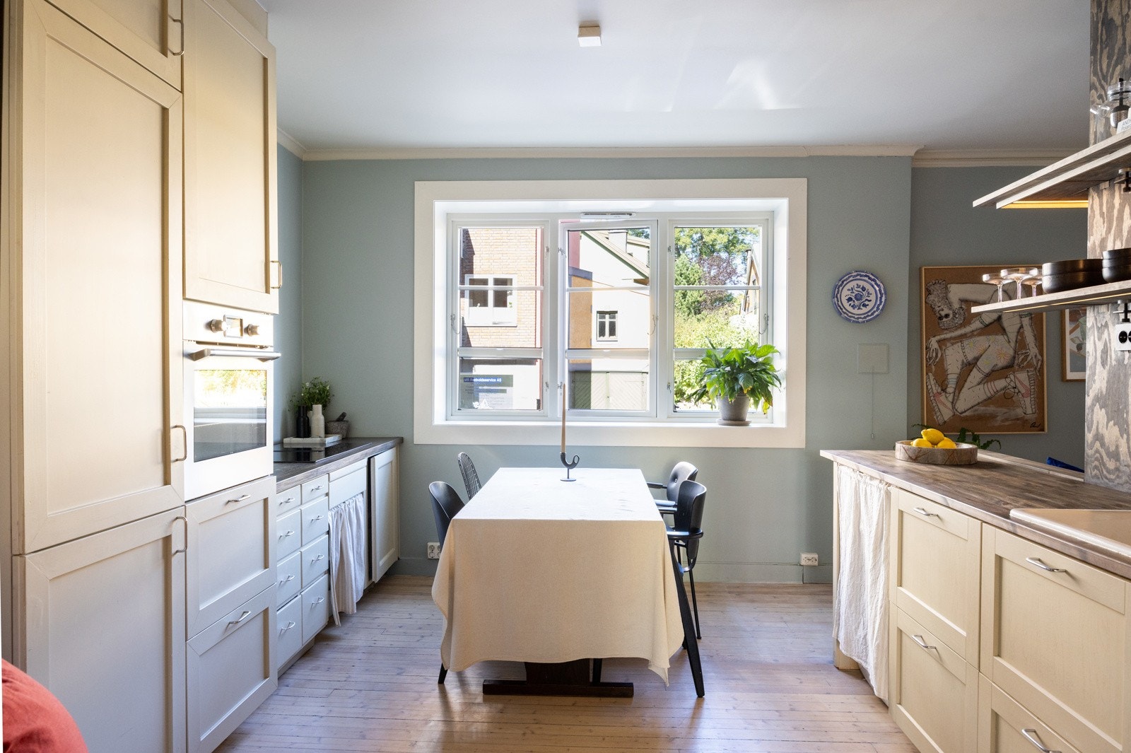 Meget sjarmerende leilighet på 60 kvm, beliggende i en høy første etasje i et svært koselig og attraktivt område. Galleribilde