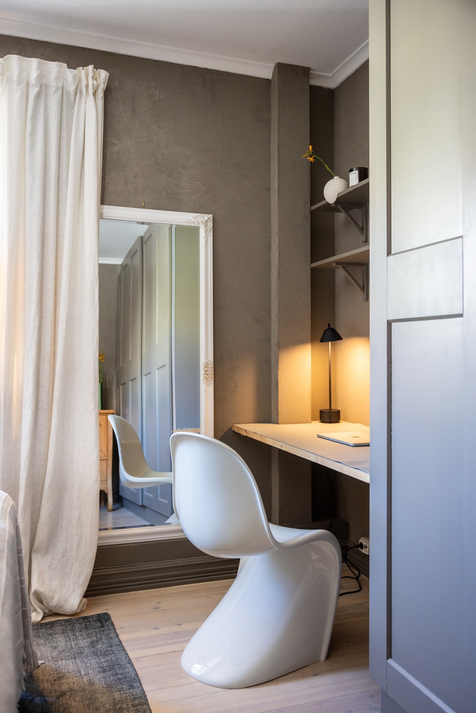 En liten nisje er utnyttet til skriveplass, perfekt for hjemmekontor eller en rolig lesestund. Galleribilde