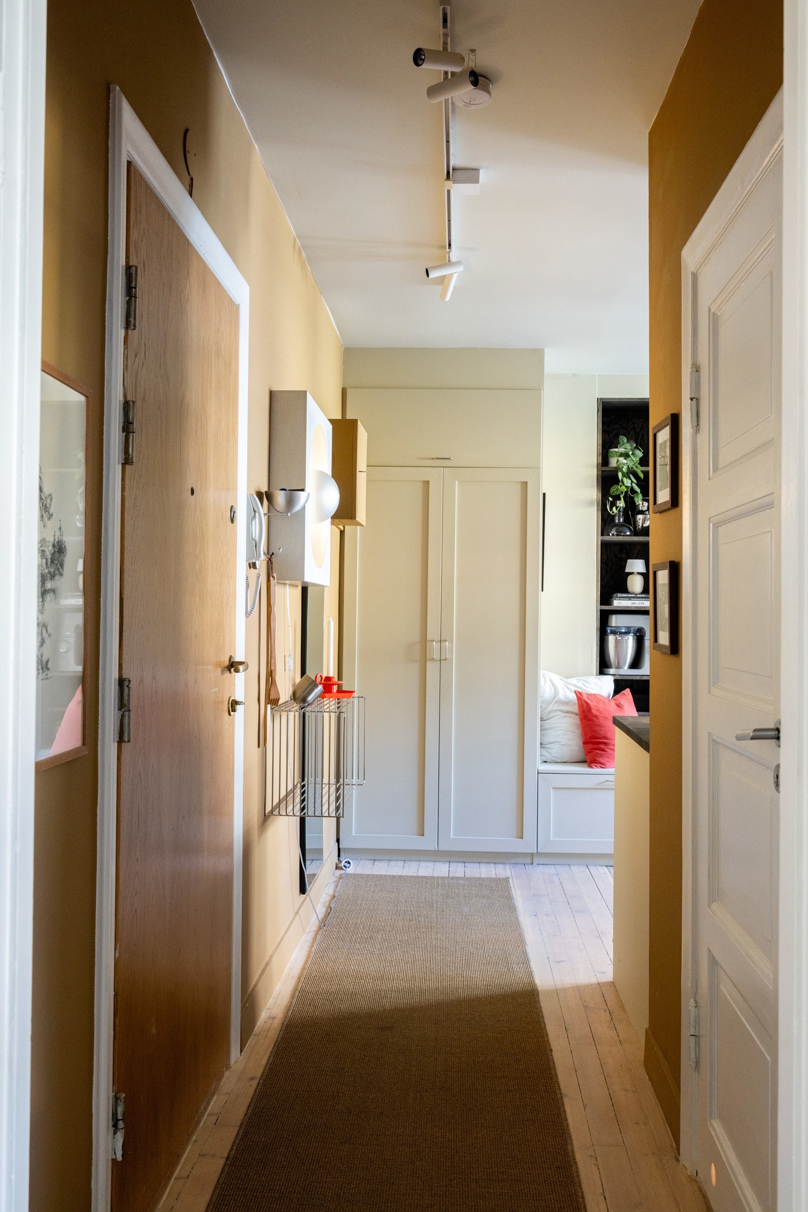 Leiligheten disponerer to boder som gir gode oppbevaringsmuligheter, én på ca. 4 kvm på loftet og én på ca. 6 kvm i kjelleren. Galleribilde