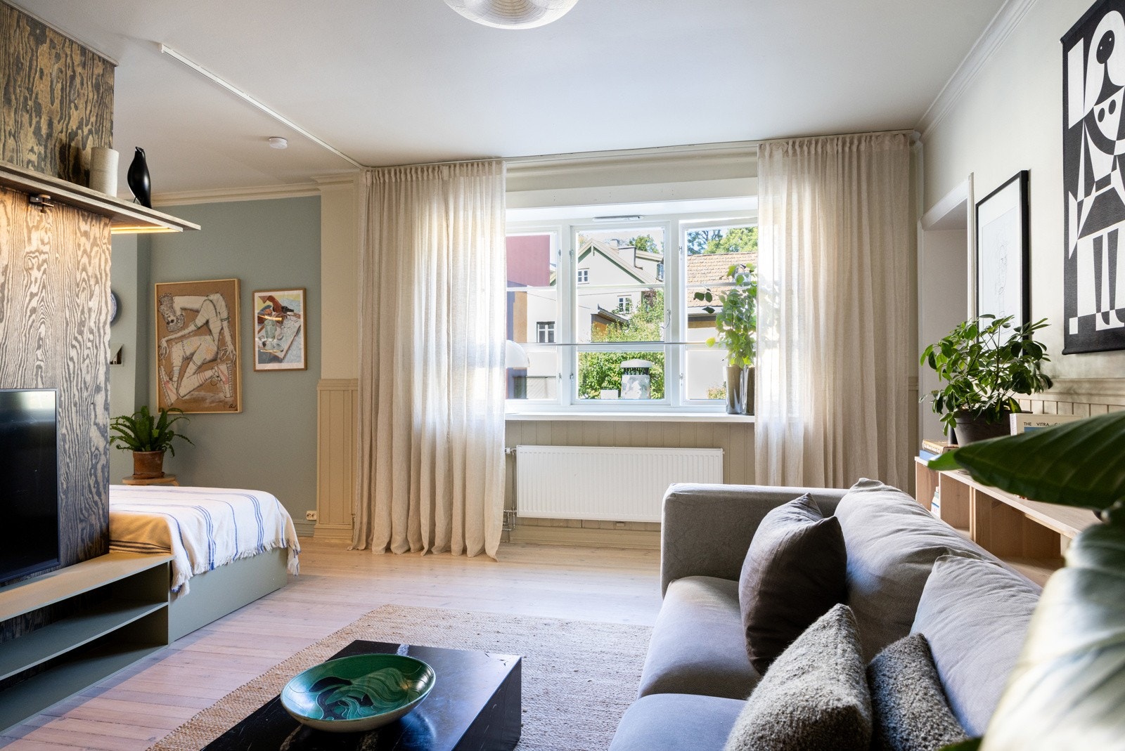 Arkitekttegnede løsninger som gir leiligheten et unik uttrykk, samt en meget fleksibel planløsning for både hjemmekontor og gjesterom. Galleribilde