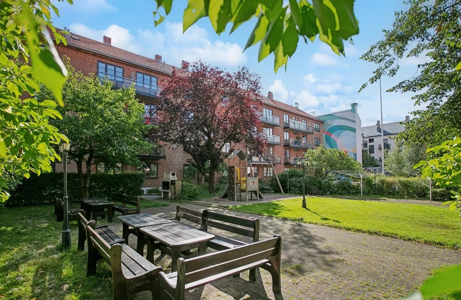 Felles bakgård fremstår som en grønn oase. Galleribilde