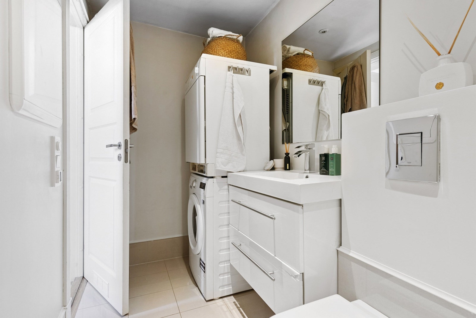 Badet ble oppgradert i 2013/2014 og har elektrisk gulvvarme for økt komfort. Galleribilde