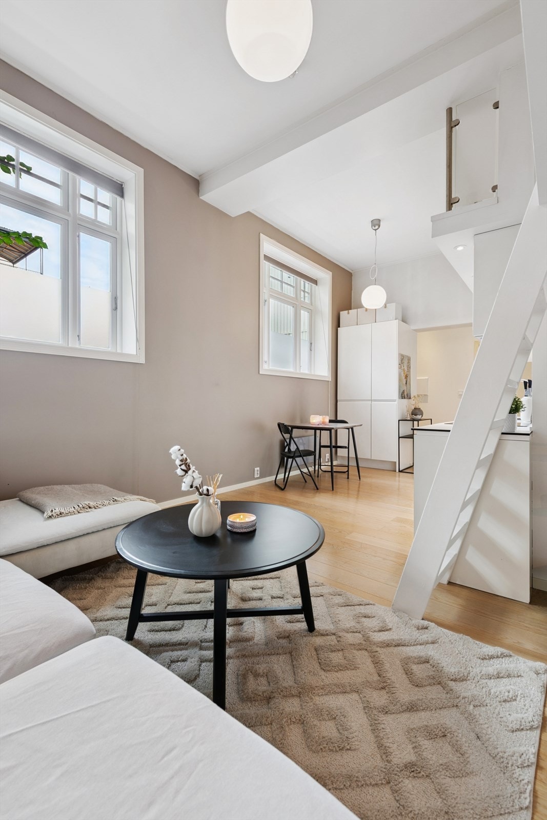 Den sjenerøse takhøyden på ca. 3,46 meter skaper en svært luftig atmosfære. Store vindusflater slipper rikelig med naturlig dagslys inn i oppholdsrommet. Galleribilde