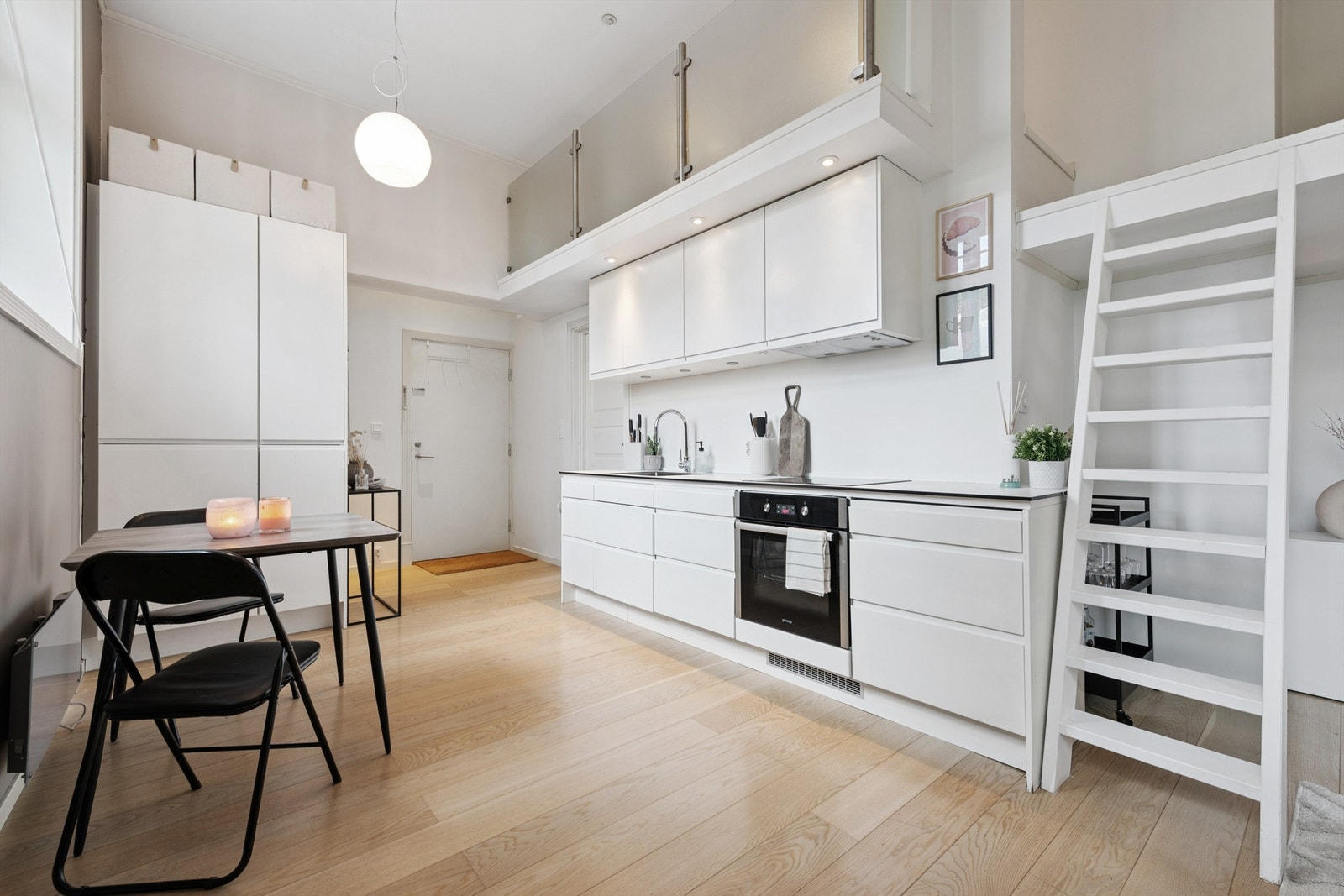 Stilren kjøkkeninnredning fra 2014 med glatte fronter og integrerte hvitevarer. Komfyrvakt og lekkasjedeteksjon er ikke montert, noe som er et krav ved nyere kjøkken Galleribilde