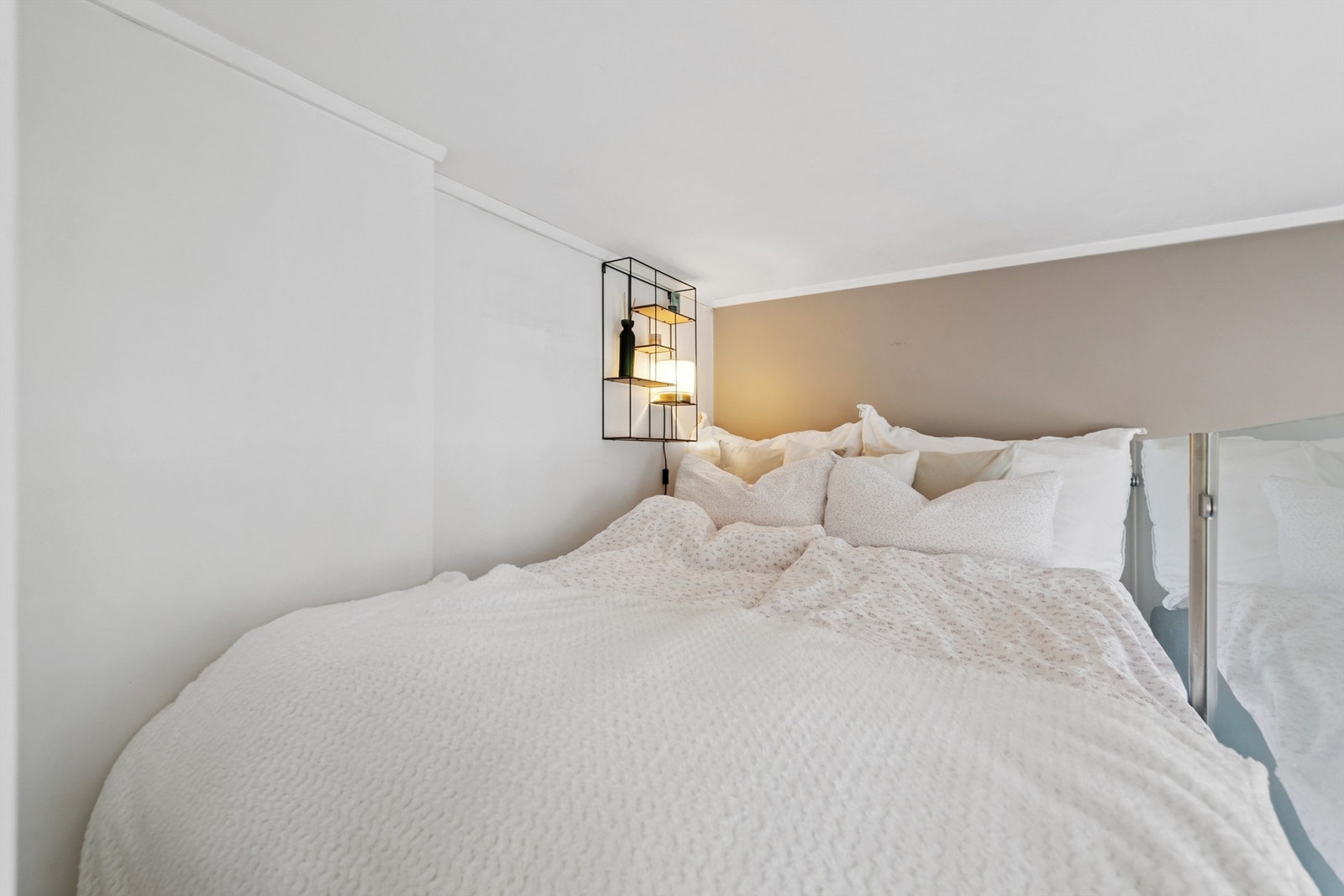 Koselig sovealkove med plass til en dobbeltseng. Galleribilde