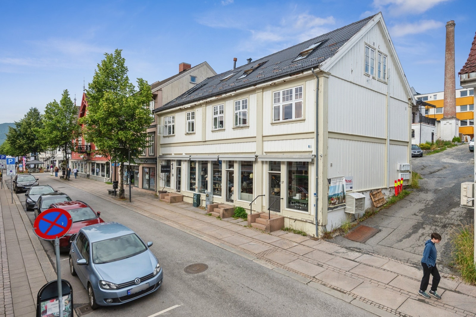 Bo midt i hjertet av Lillehammer, med Storgatas yrende byliv rett utenfor døren. Galleribilde