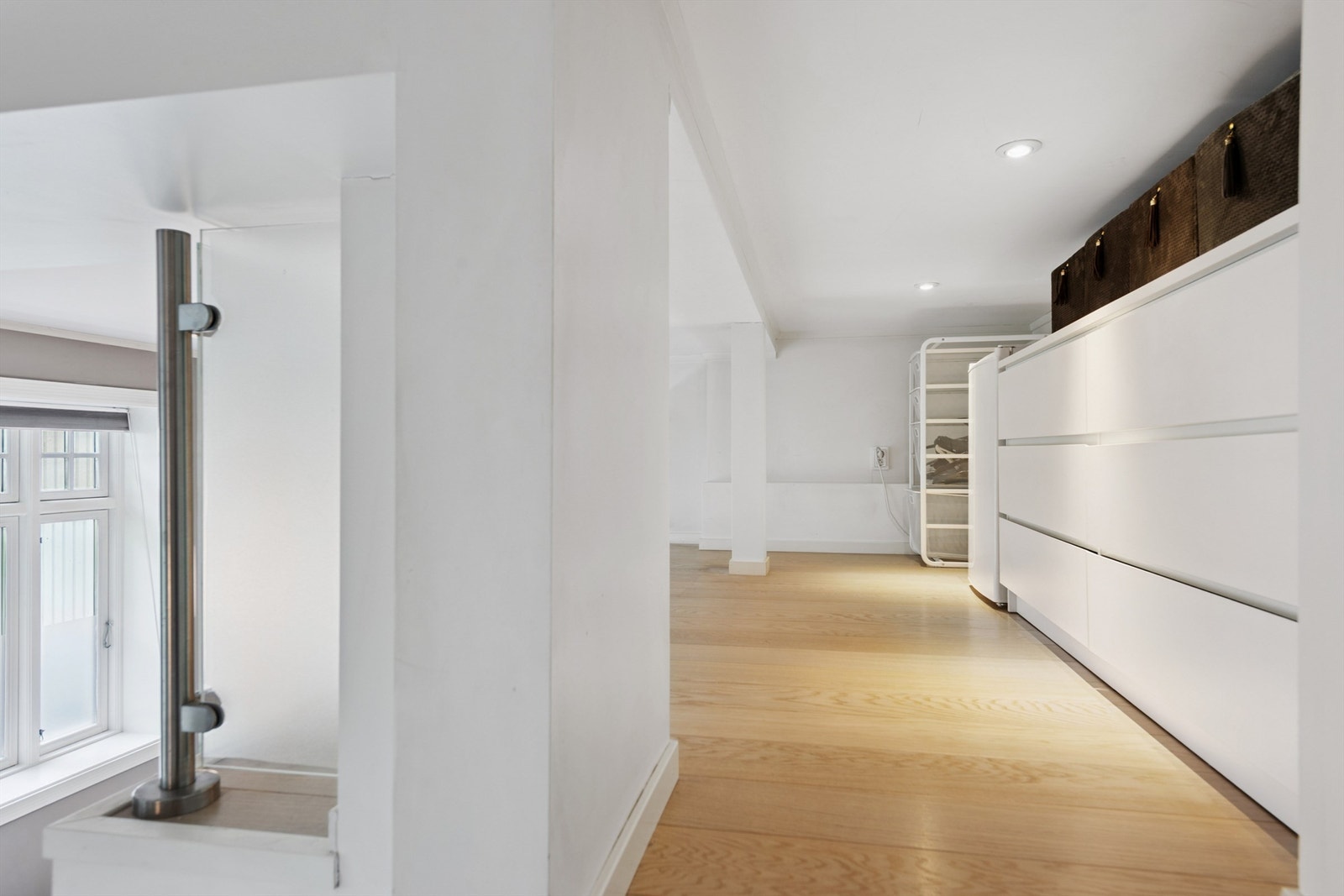 Hemsens andre del gir fleksibel plass til både oppbevaring og en kontorplass. Galleribilde