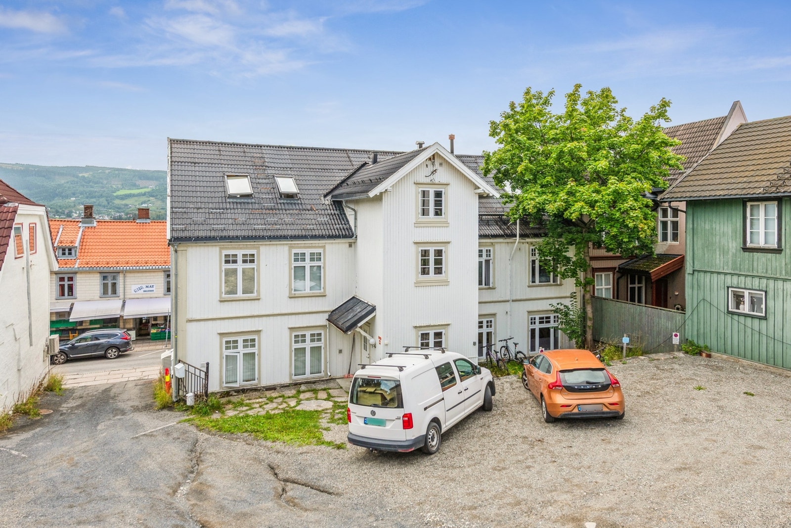 Sjarmerende og sentralt beliggende bygård med en klassisk fasade. Galleribilde