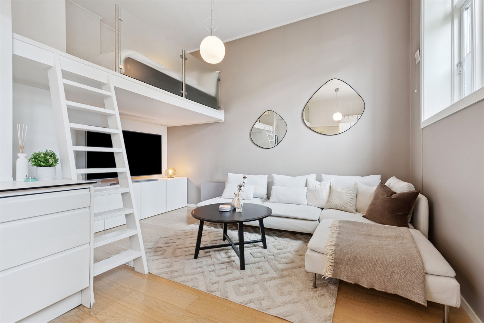 Leiligheten har god plass til en romslig sofagruppe for hyggelige kvelder. Galleribilde