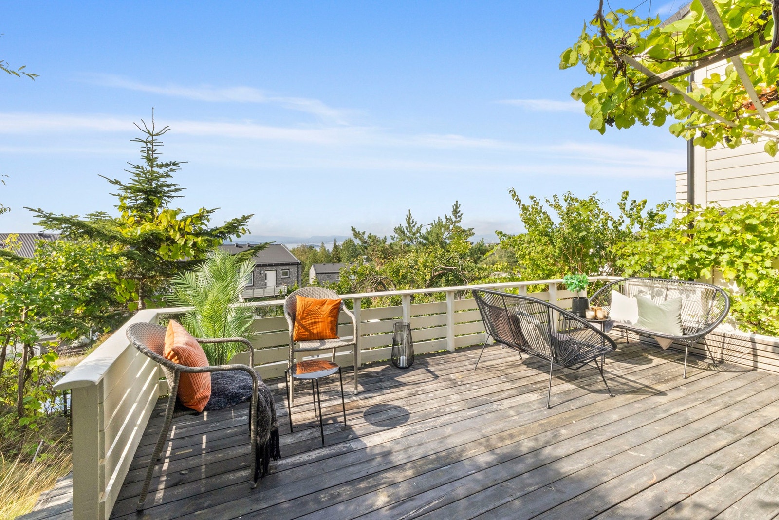 En flott uteplass som gir rom for både lek, grilling og kos. Galleribilde