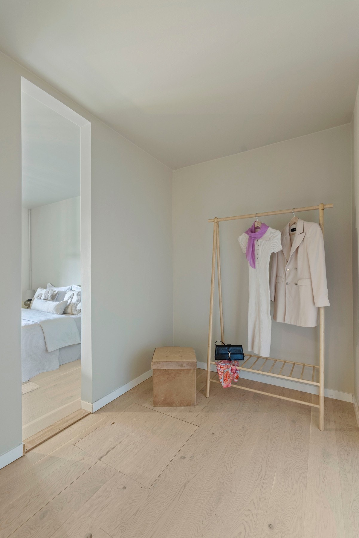 Walk-in-garderobe som gir en følelse av hverdagsluksus. Galleribilde