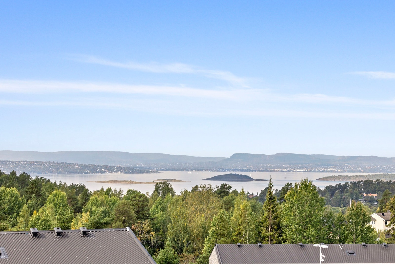 Stor balkong med vidstrakt utsikt over Oslofjorden og nærområdet. Galleribilde