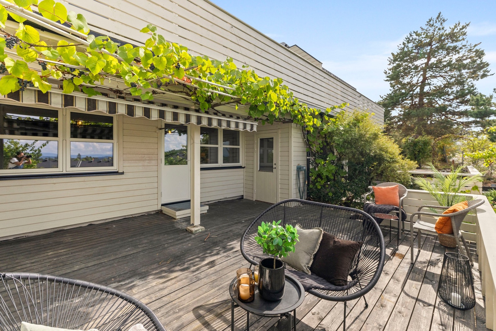 Flott rekkehus over 2 plan med nydelig utsikt over fjorden og grønne omgivelser. Galleribilde