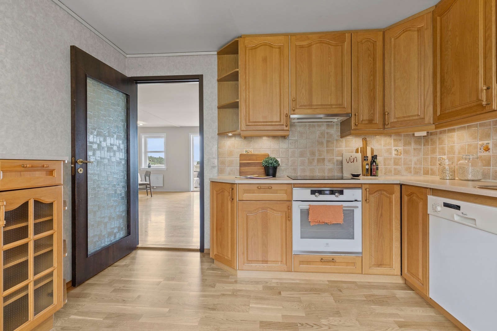 Ved stuen finner man et romslig kjøkken. Kjøkkenet er fra ca. 1998. Galleribilde