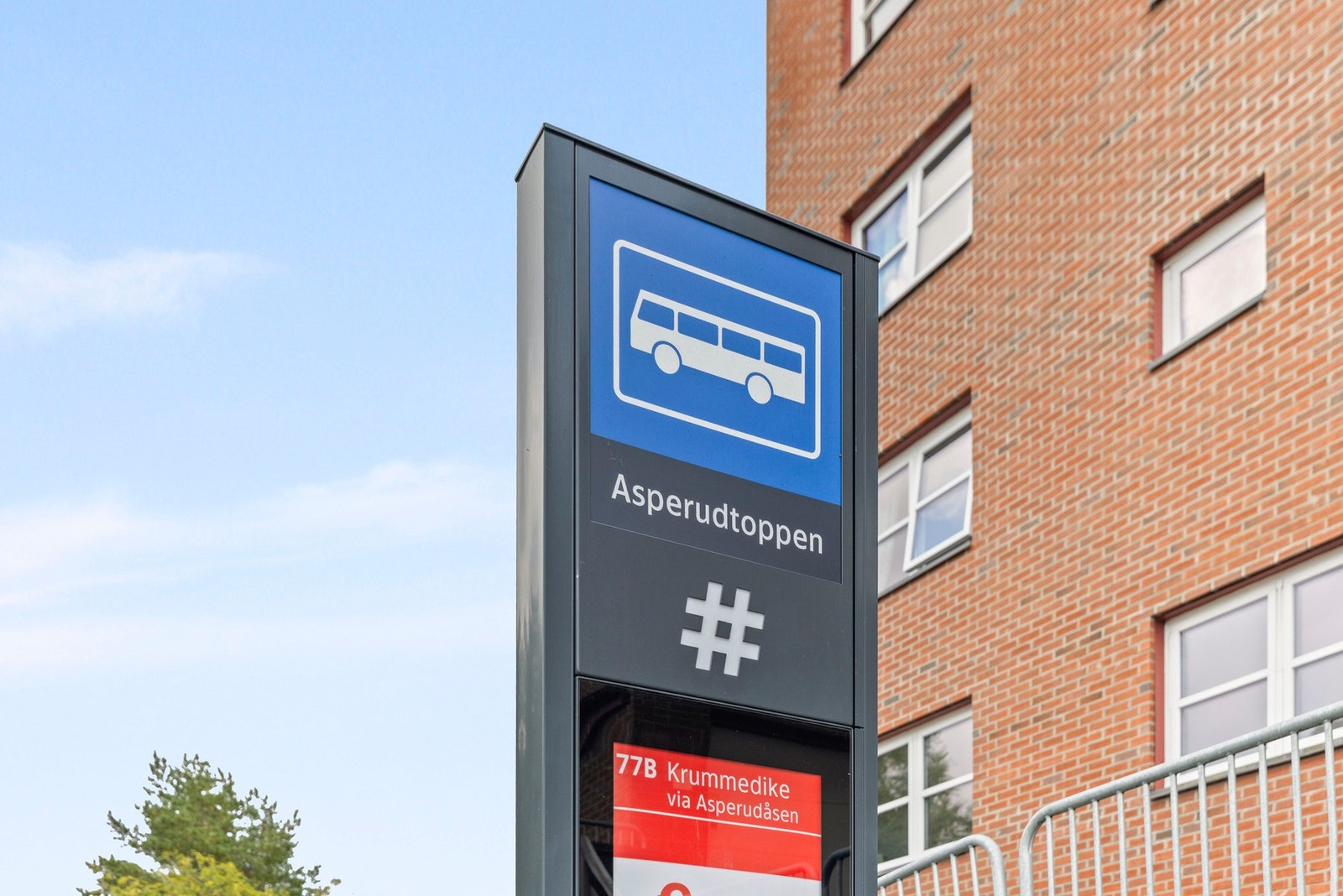 Bussen fra Asperudtoppen tar deg med til Holmlia stasjon på ca. 5 minutter. Galleribilde