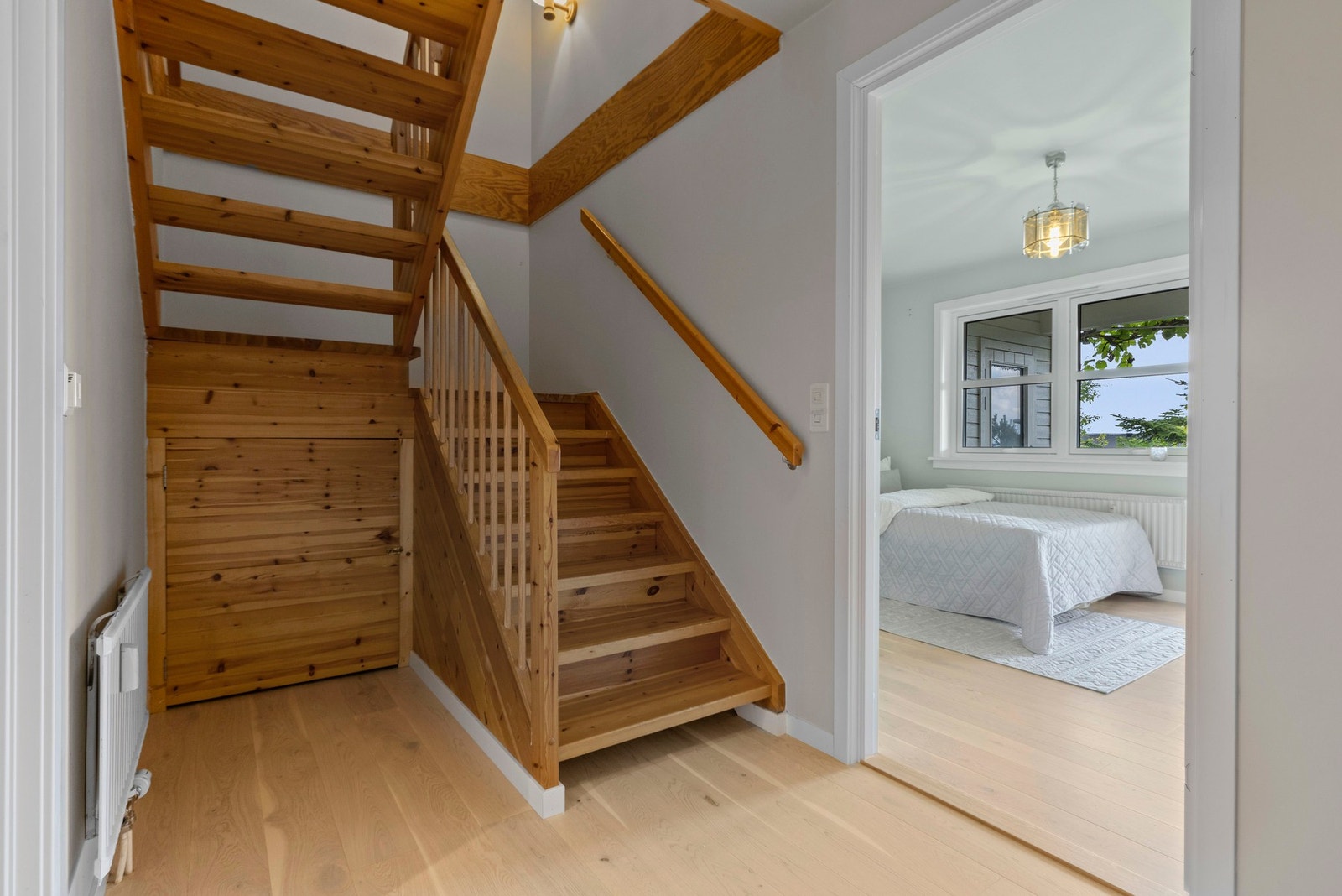 Underetasjen ble totalrenovert i 2024 med bl.a. nye gulv i alle rom, sparklet og malt vegger og tak, nye dører overalt, samt nytt bad. Galleribilde