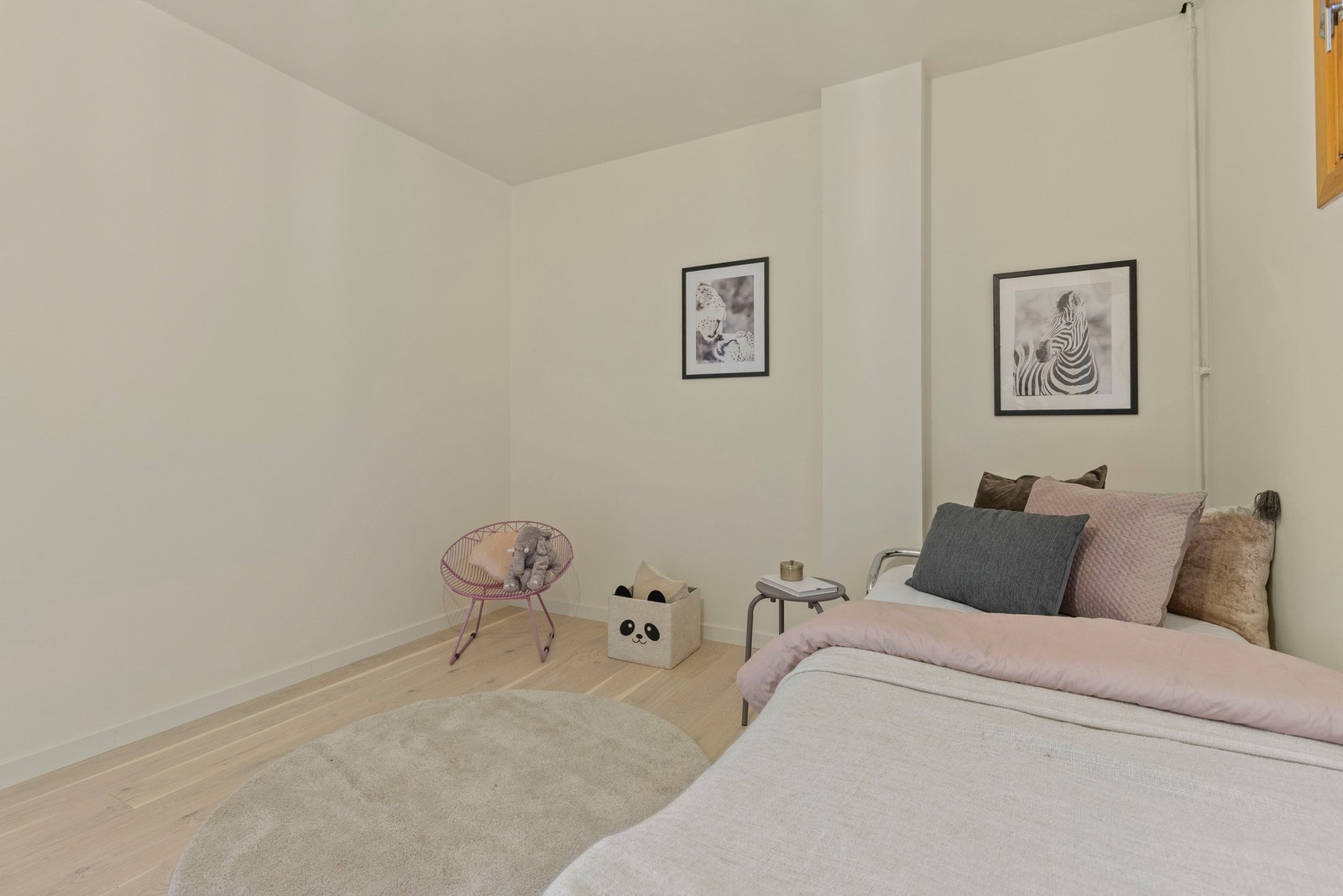 God plass til seng, garderobe og annet ønsket møblement. Galleribilde