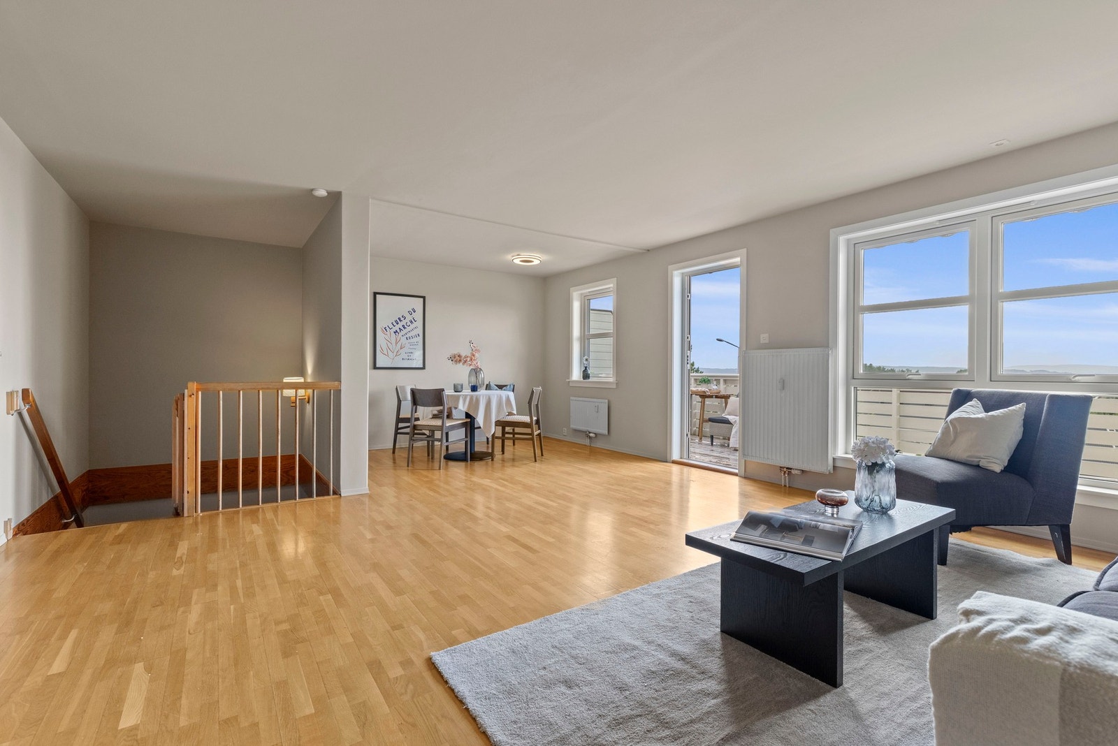 Lys og luftig stue med store vindusflater og flott utsikt mot fjorden! Galleribilde