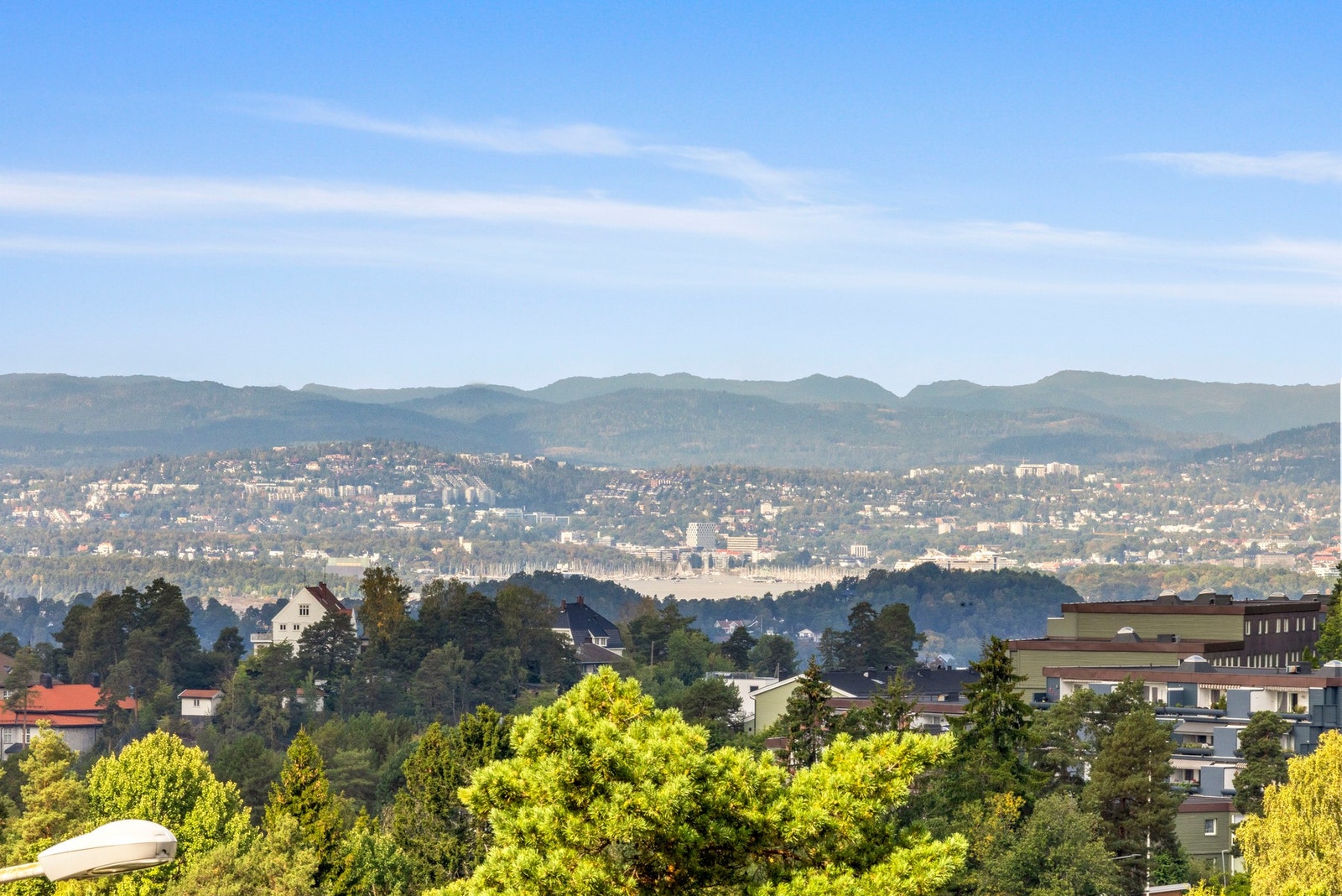 Her kan du nyte solrike dager og vakker fjordutsikt fra balkongen. Galleribilde