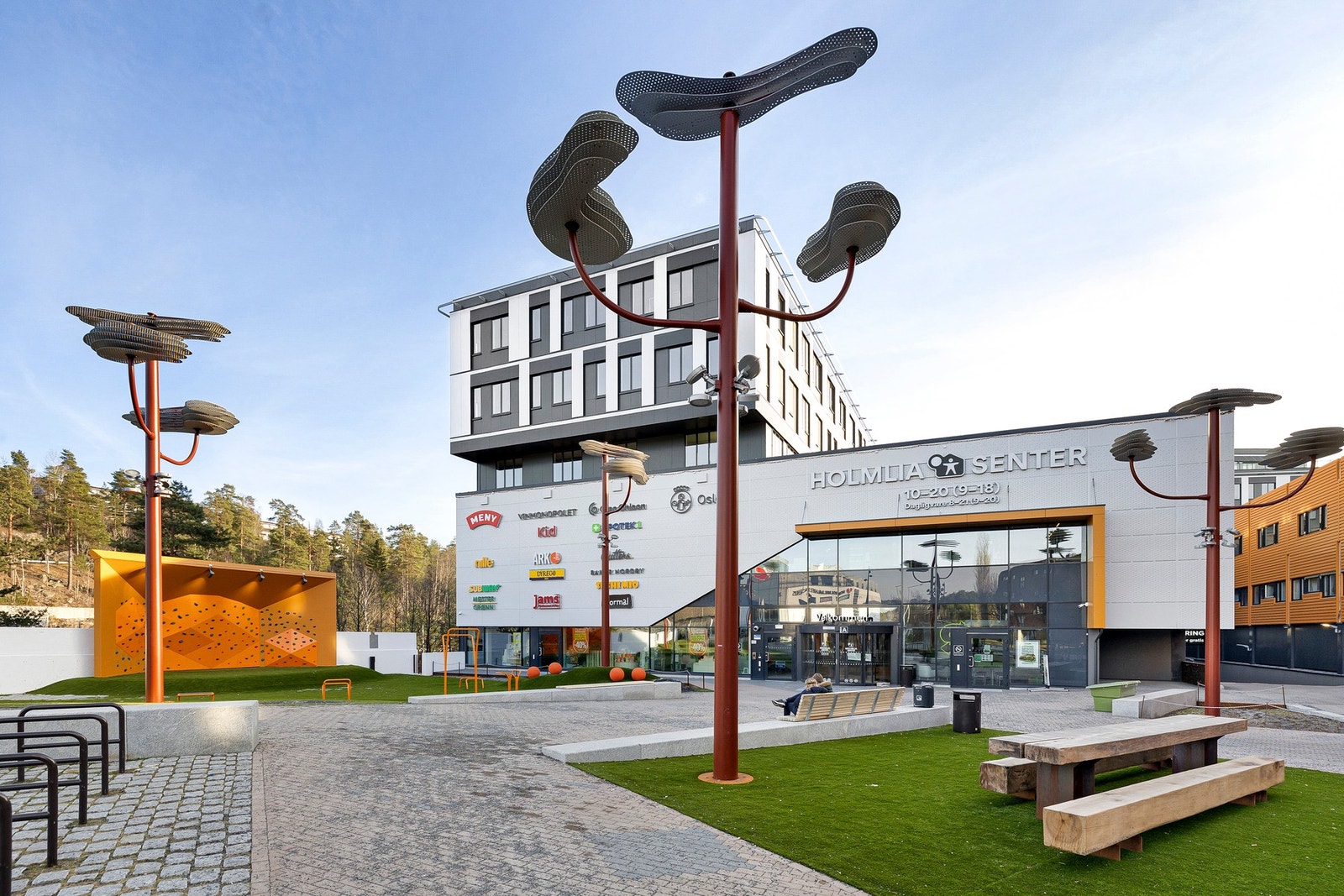 Holmlia senter byr på et godt utvalg av butikker, spisesteder og servicetilbud. Galleribilde