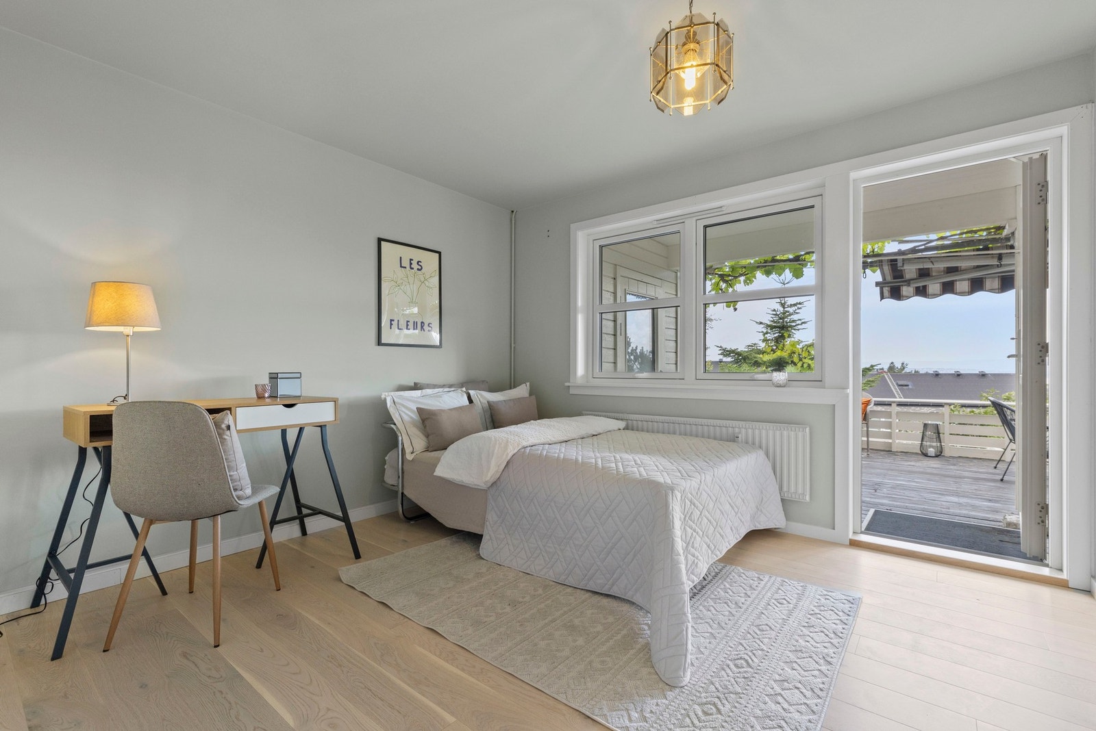 Stort og lekkert hovedsoverom med utgang til terrasse. Galleribilde