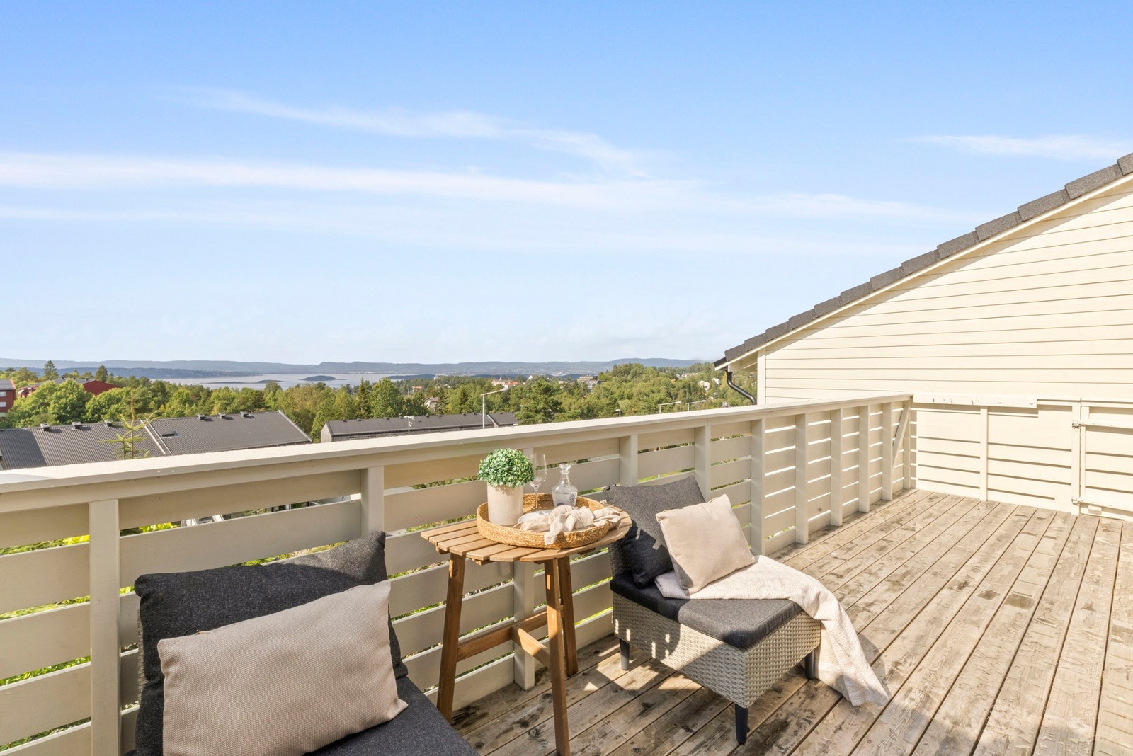 Nydelig rekkehus over 2 plan med solrik balkong og stor terrasse! Galleribilde