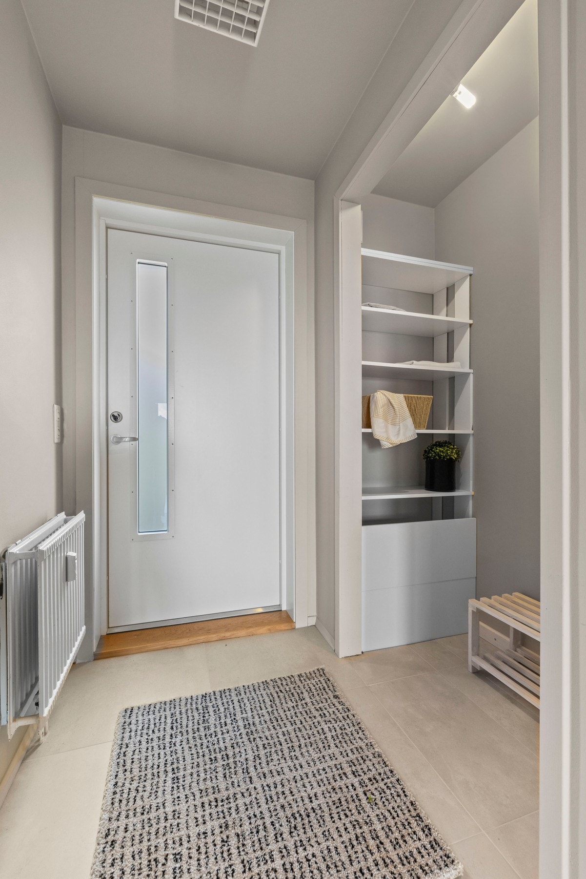 Det er god plass for avheng av yttertøy og sko. Galleribilde