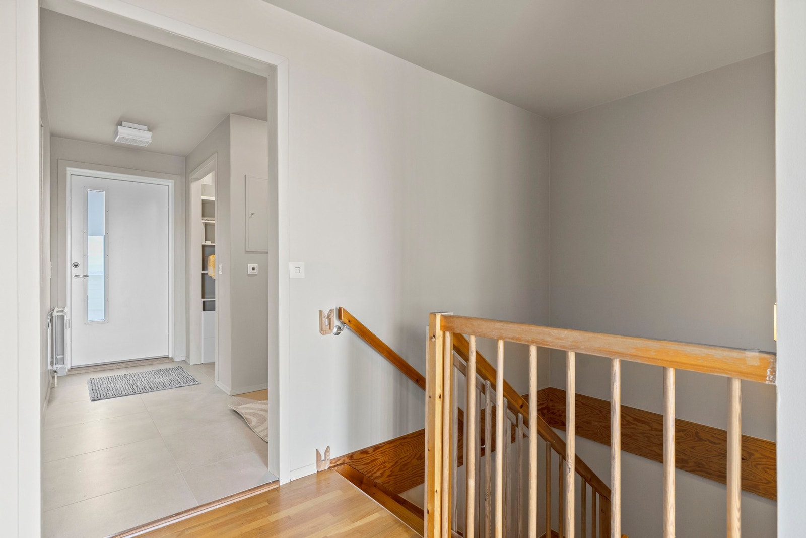 Gangen/inngangspartiet ble renovert i 2024 med nye fliser, varmekabler, samt sparklet og malt vegger og tak. Galleribilde