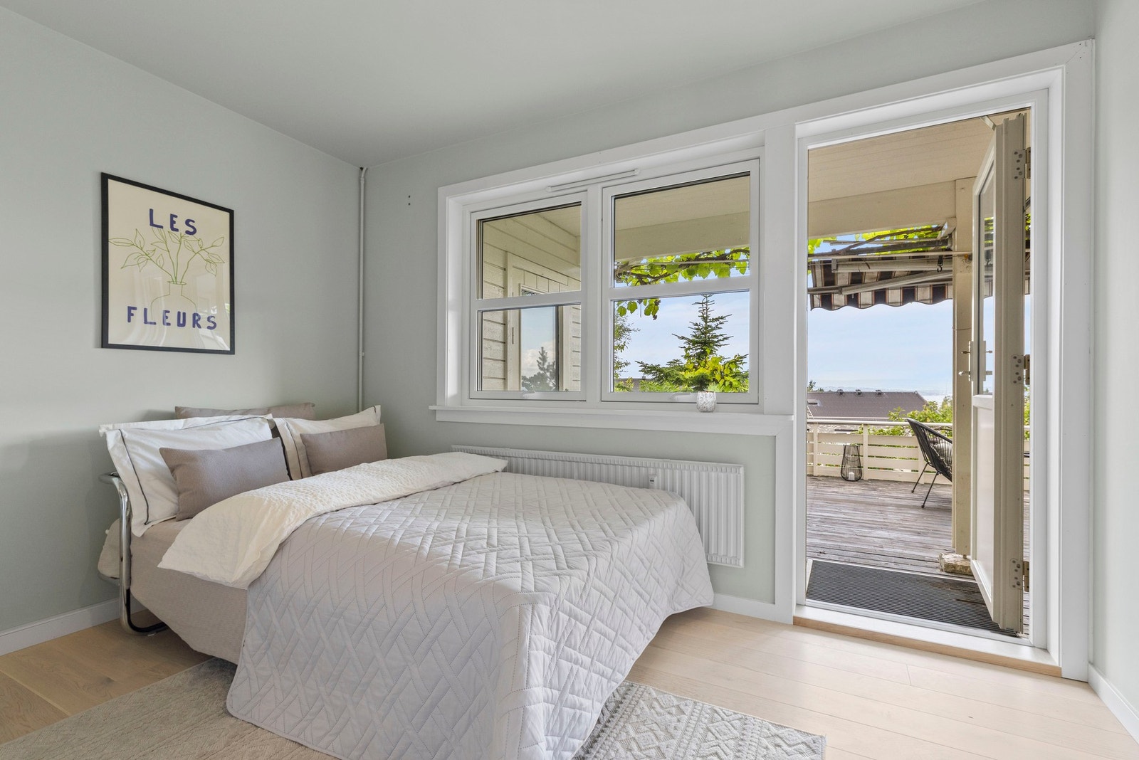 Vegger er malt i lyse behagelige fargetoner, og gulvflater er belagt med enstavs parkett (2024). Galleribilde